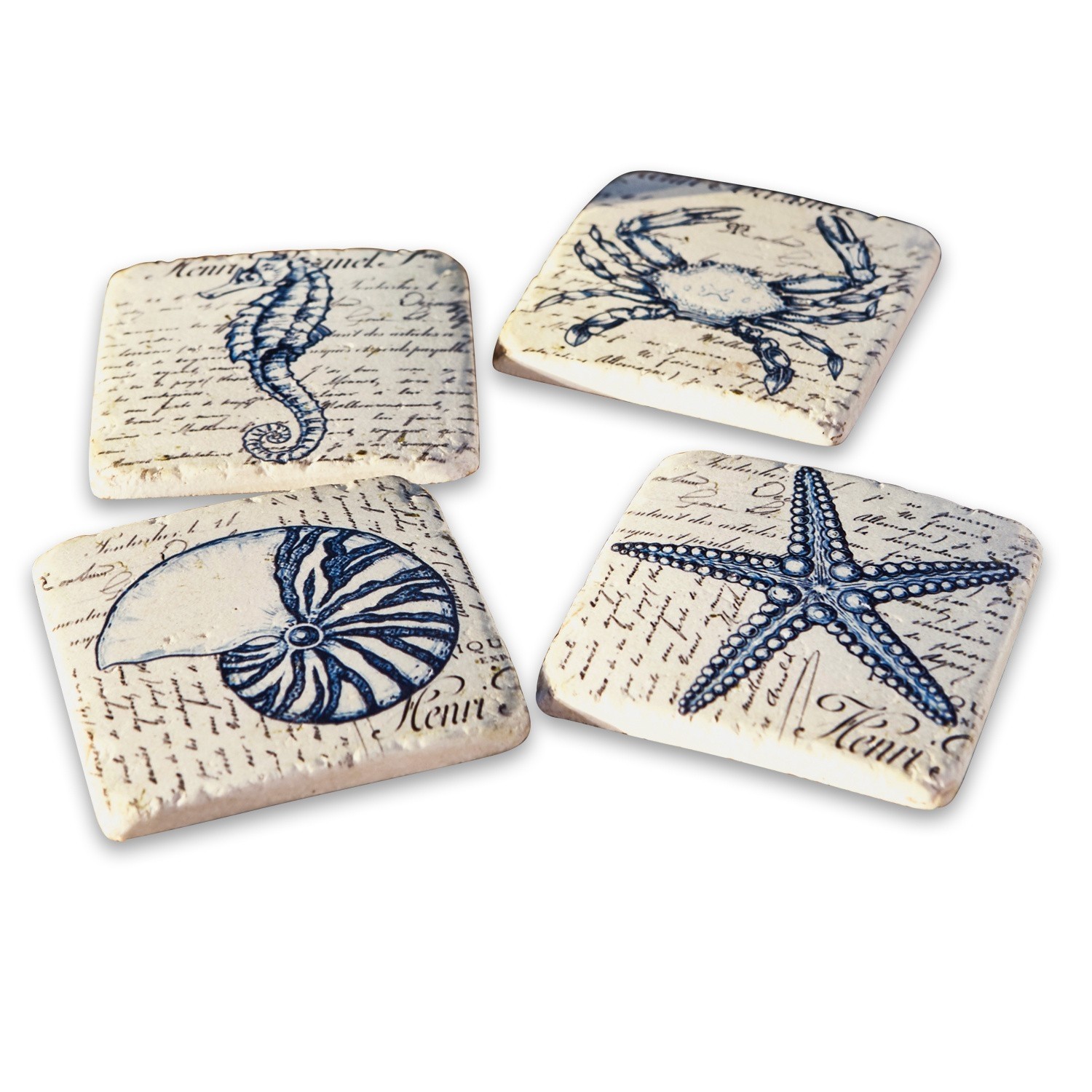 Set de 4 posavasos Faune Marine Juego de cuatro posavasos de cerámica crema con motivos marinos azules y texto decorativo