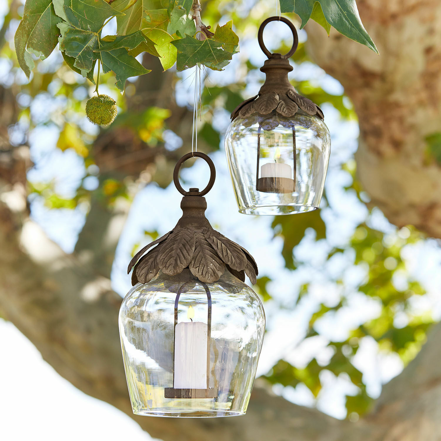 Set de 2 farolillos colgantes Tourillan Faroles de vidrio con hojas metálicas marrones colgados en árbol, decoración de jardín con velas