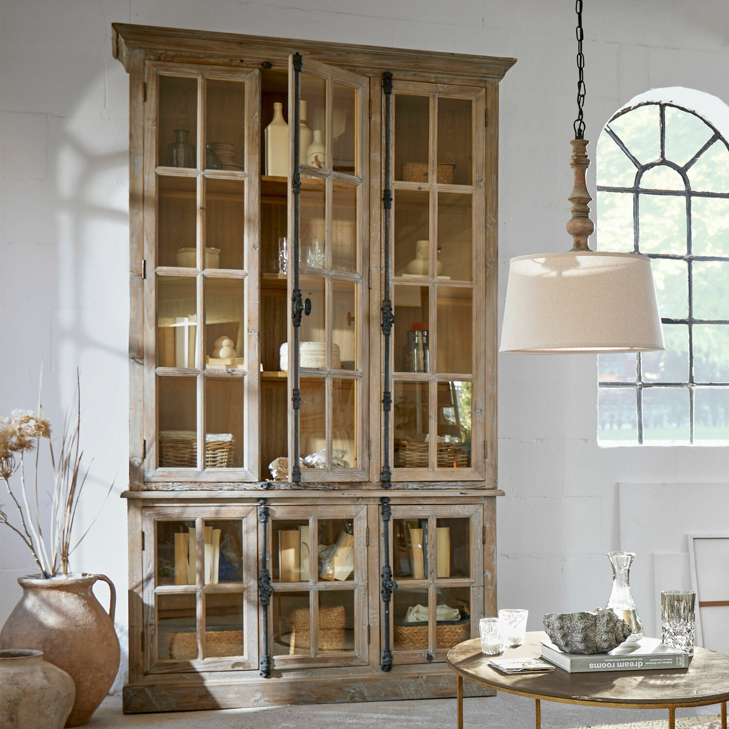 Armario Mamirolle Vitrina rústica de madera natural con puertas de cristal para salón luminoso