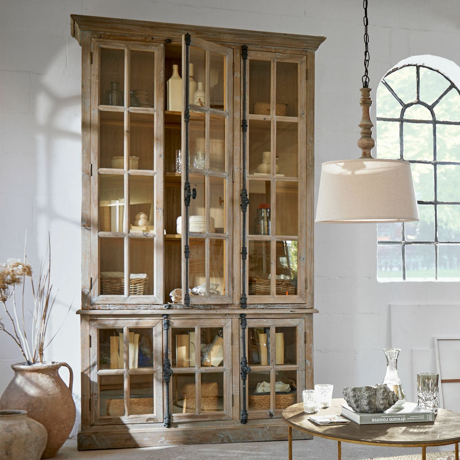 Armario Mamirolle Vitrina rústica de madera natural con puertas de cristal para salón luminoso