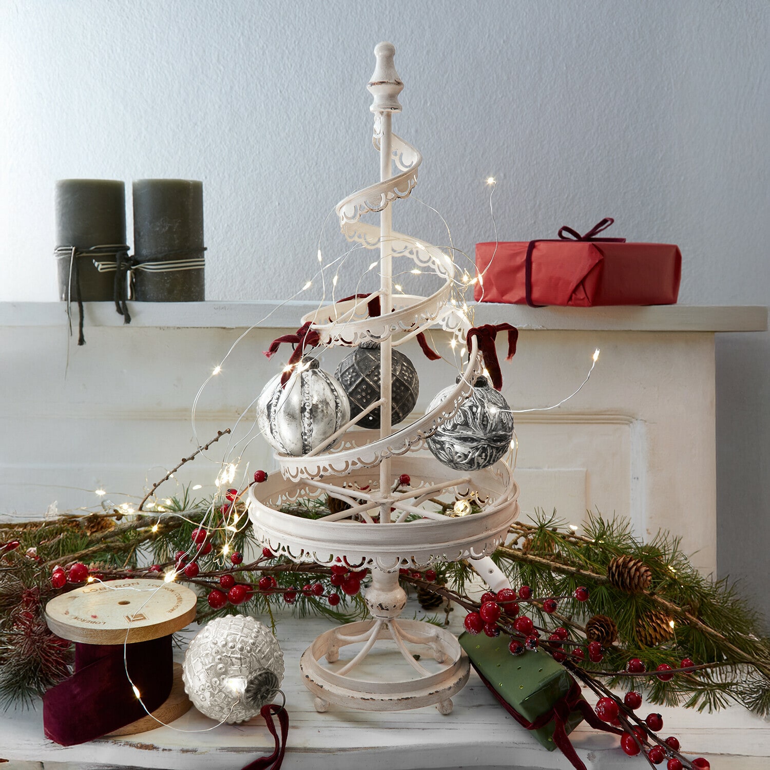 Árbol decorativo Gerzat Decoración navideña de metal blanco con bolas colgantes y luces LED, regalos rojos y ramas verdes al fondo