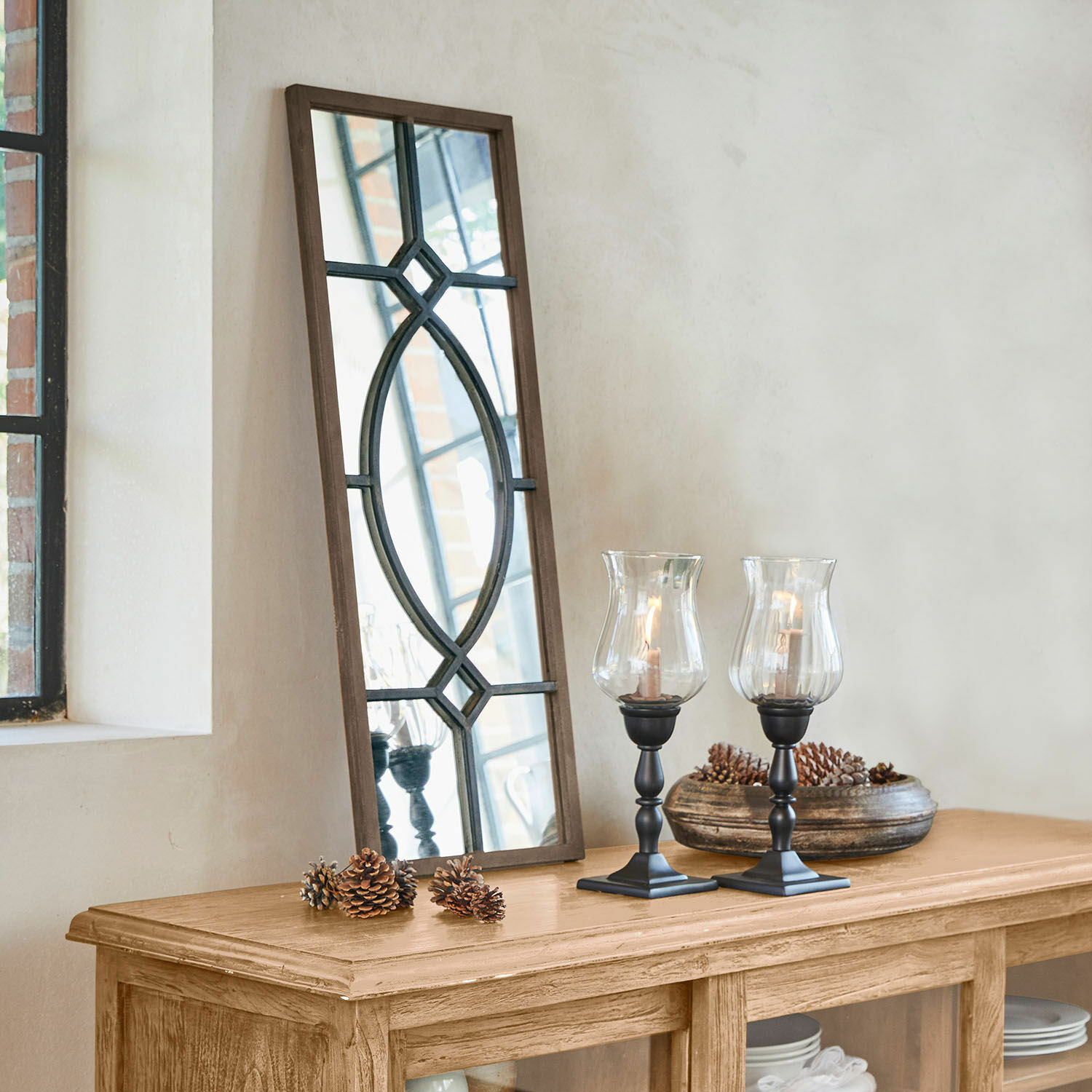 Espejo Millery Consola de madera con espejo enmarcado y dos candelabros de vidrio y metal para decoración interior