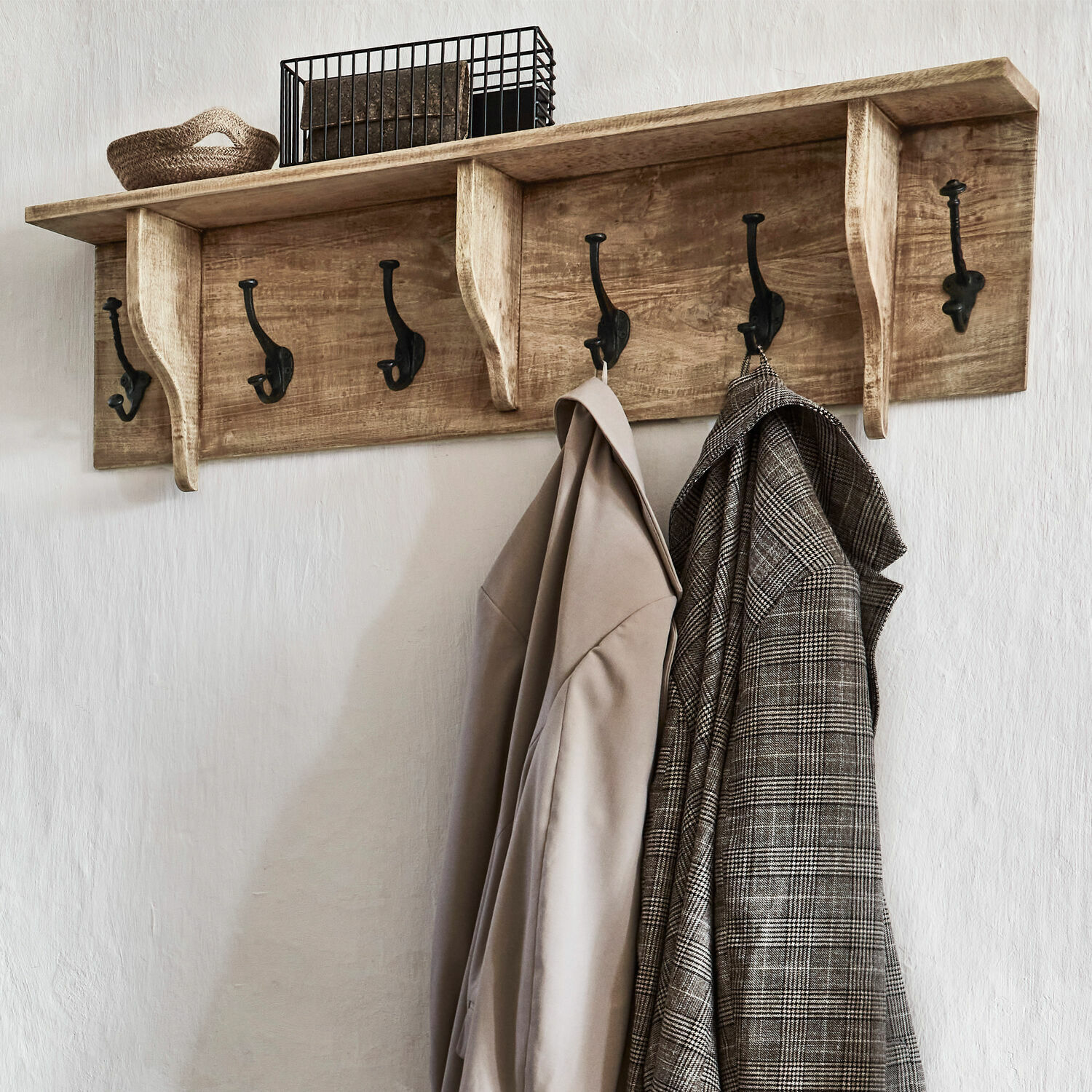 Perchero Boetica Perchero de pared de madera natural con ganchos metálicos negros y estante superior