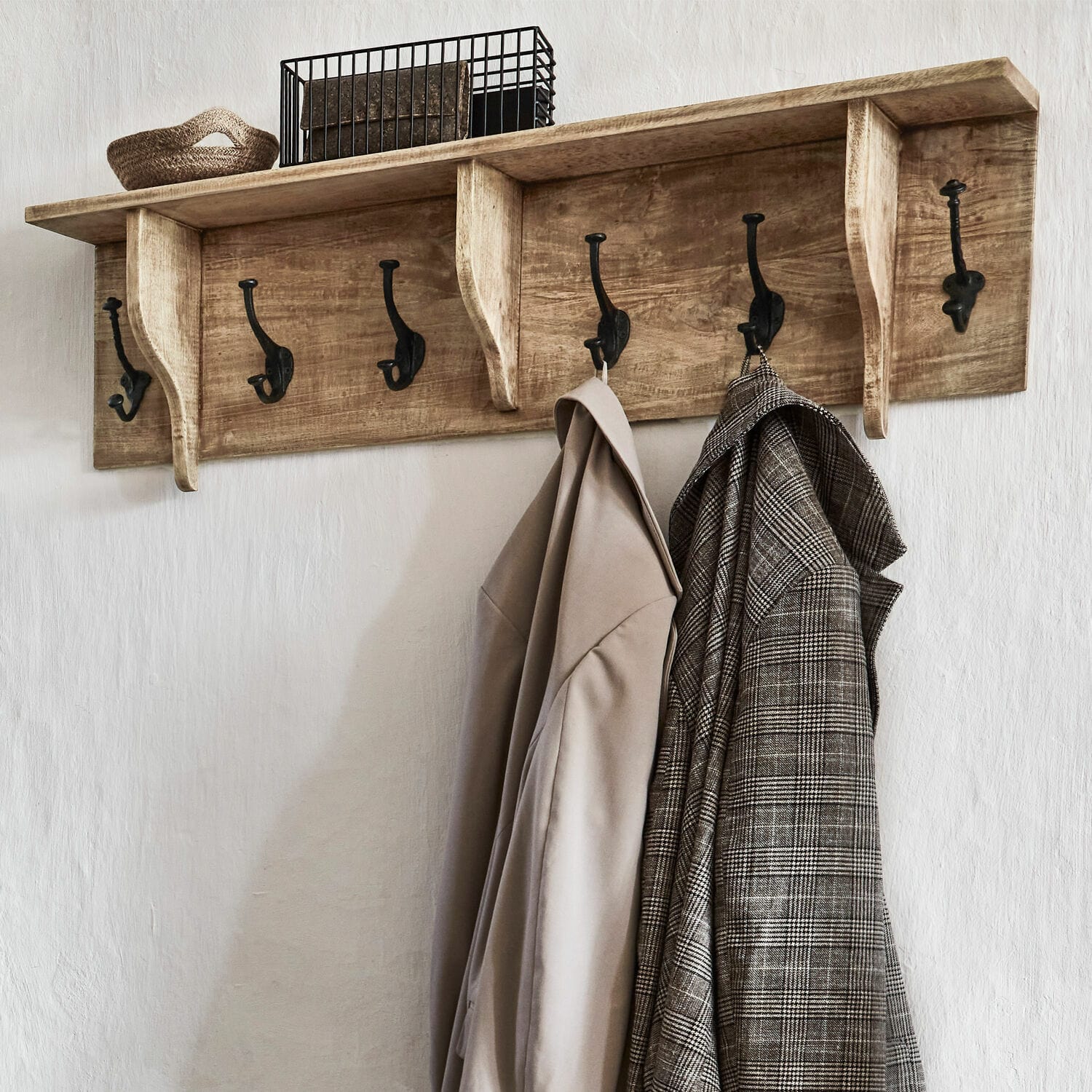 Perchero Boetica Perchero de pared de madera natural con ganchos metálicos negros y estante superior