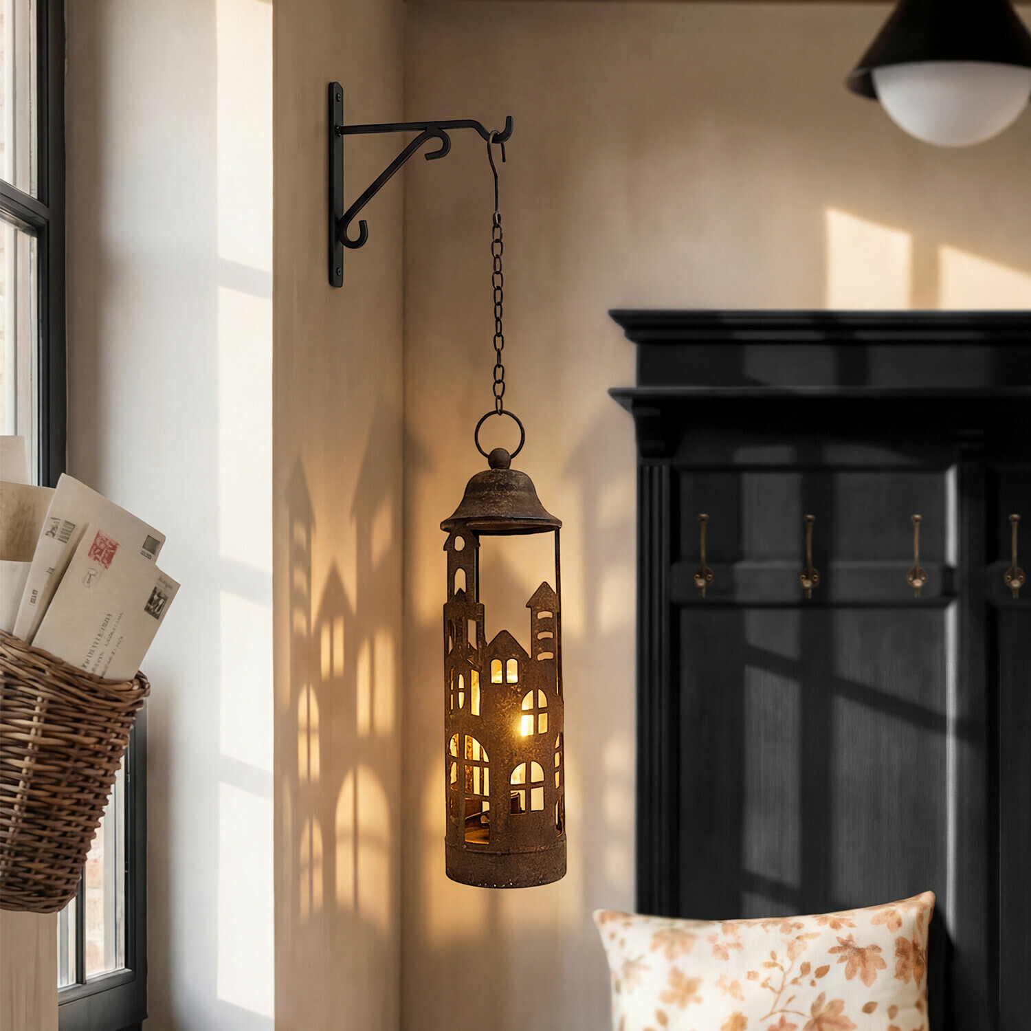 Farol LED Vessper Farol colgante de metal con forma de casas y luz cálida, decoración rústica para interiores