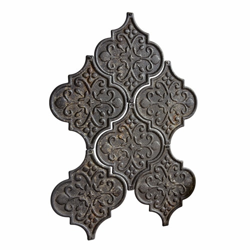 Placa decorativa de metal gris oscuro con diseño ornamental, estilo vintage