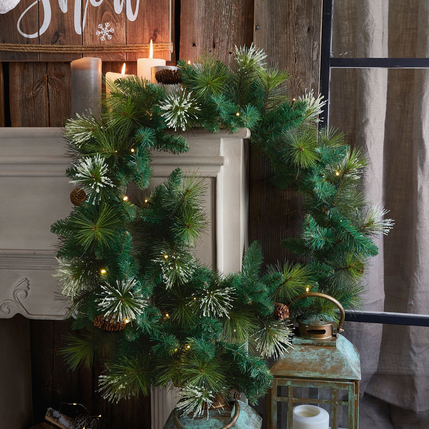 Guirnalda LED Derval Corona navideña verde con ramas de pino, piñas y luces LED para decoración festiva