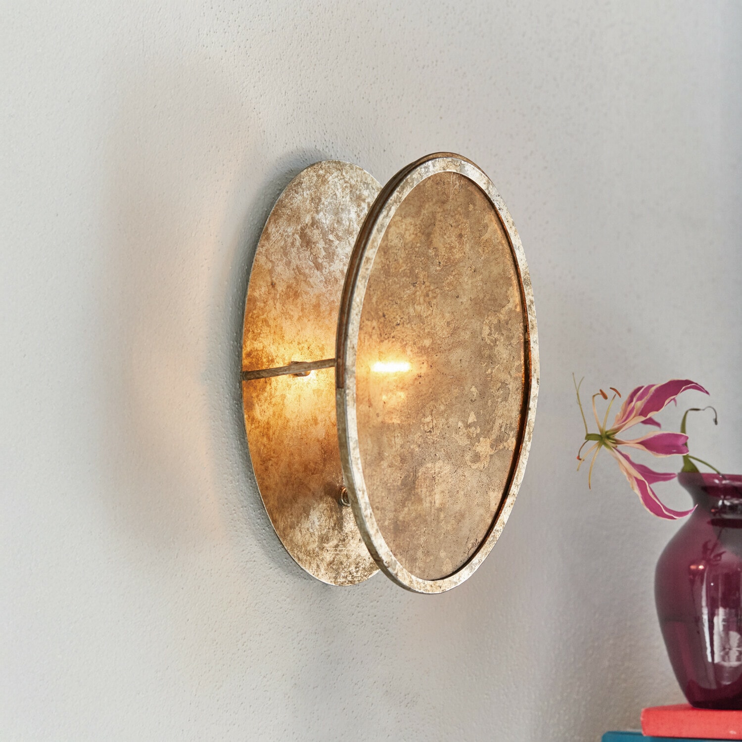 Lámpara de pared Crix Aplique de pared redondo de metal envejecido dorado, lámpara decorativa para salón