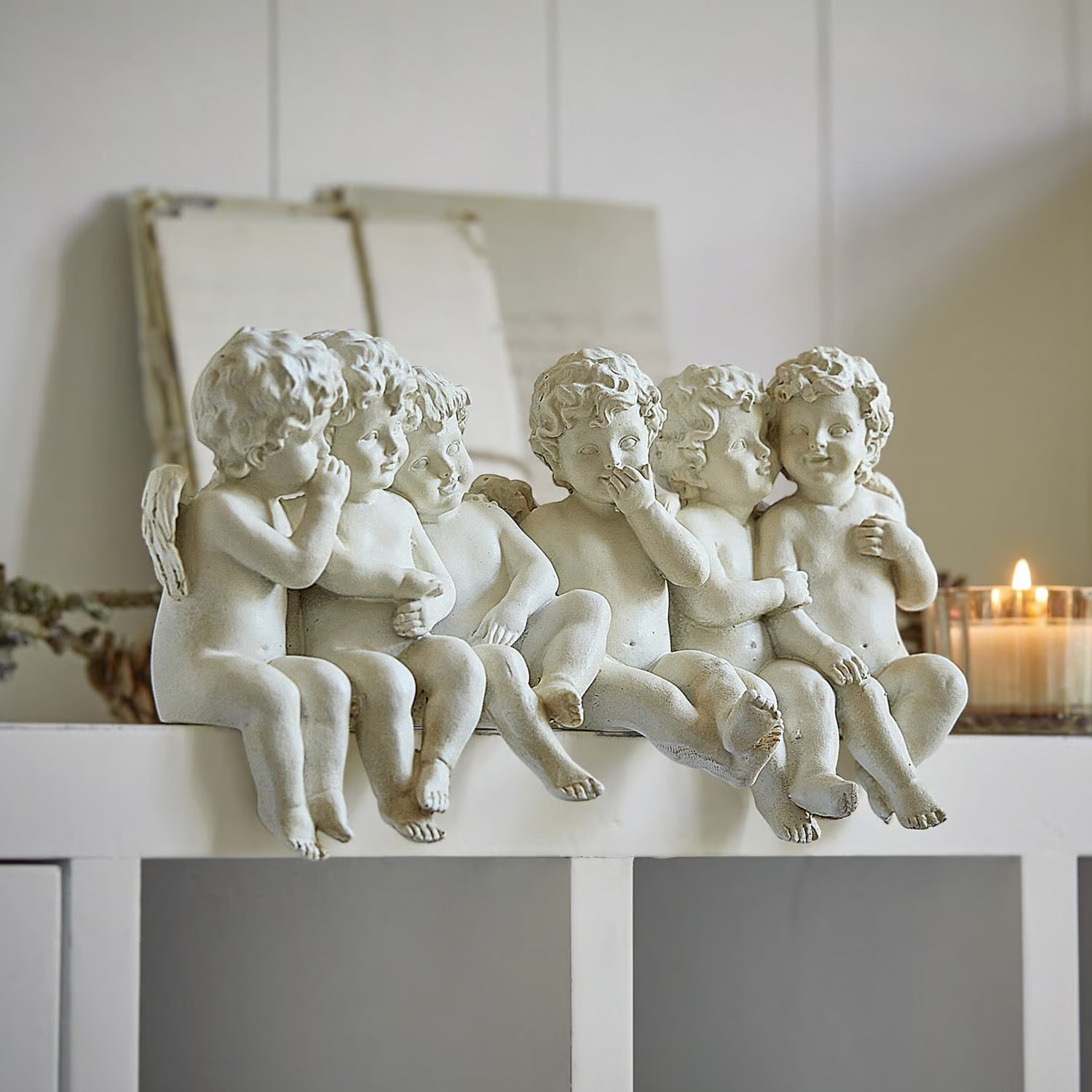 Figuras de ángeles blancos de resina sentados en estante, decoración para interiores