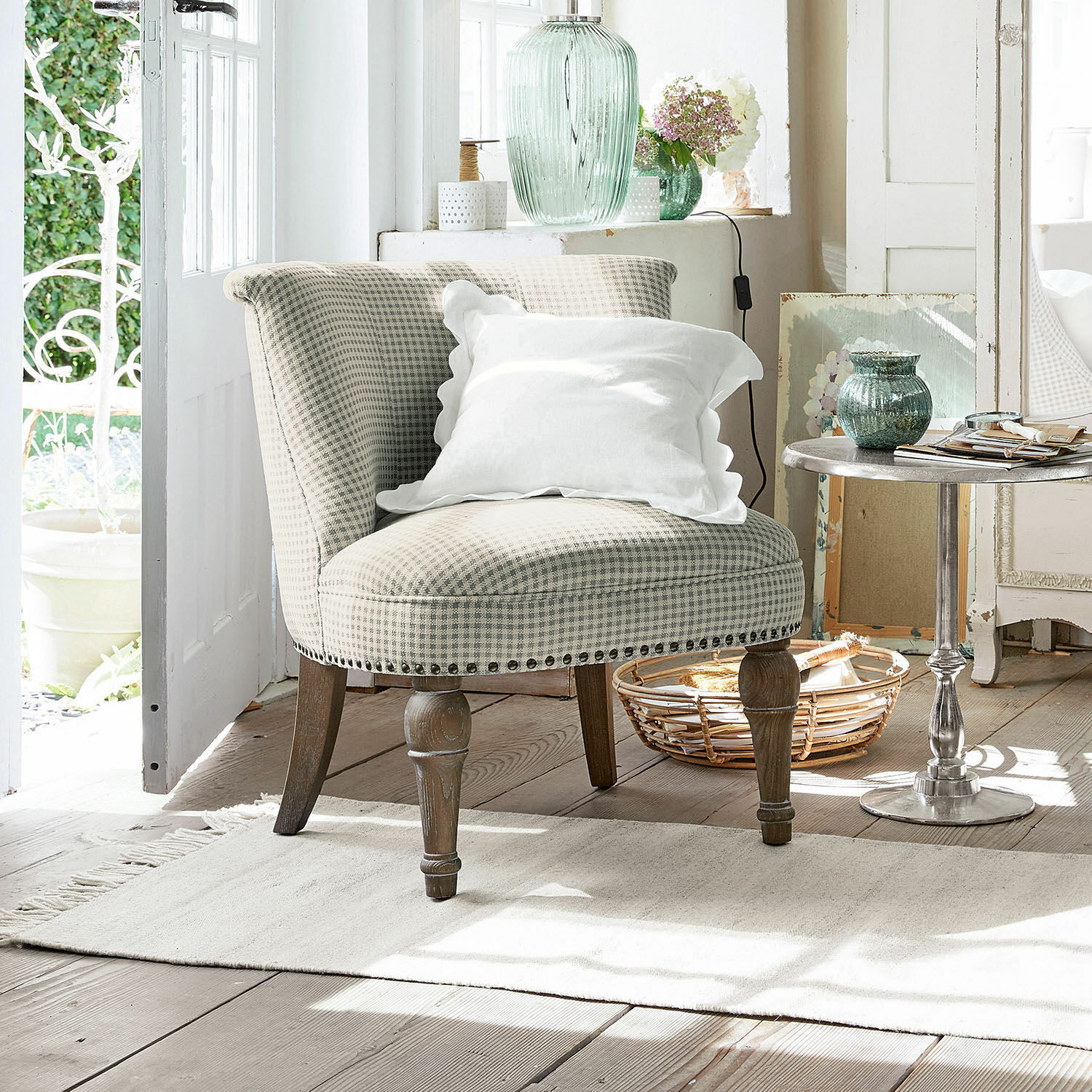 Sillón Francet Sillón beige a cuadros con patas de madera y cojín blanco en interior luminoso y acogedor