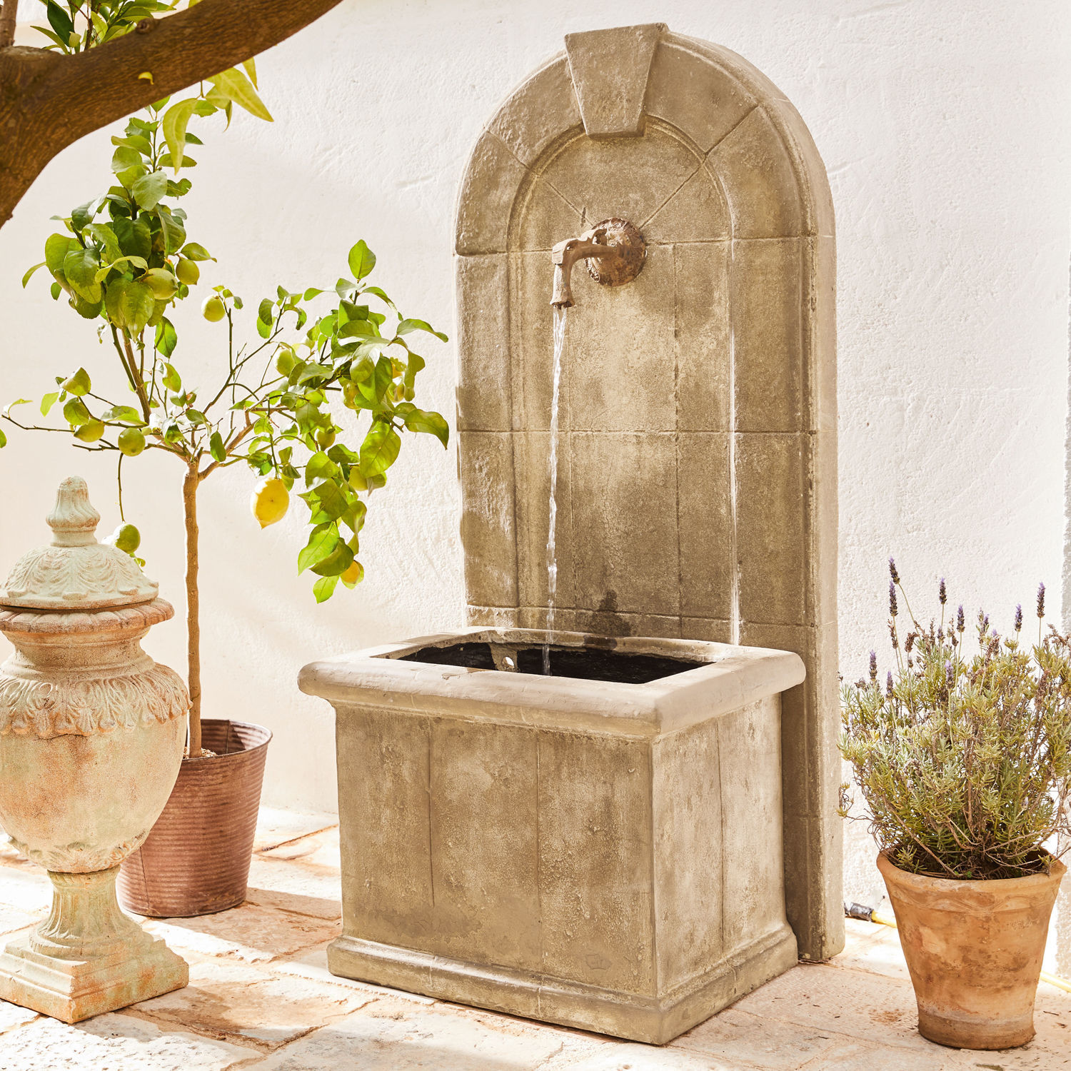 Fuente Ginette Fuente decorativa de jardín de piedra beige con grifo metálico y chorro de agua