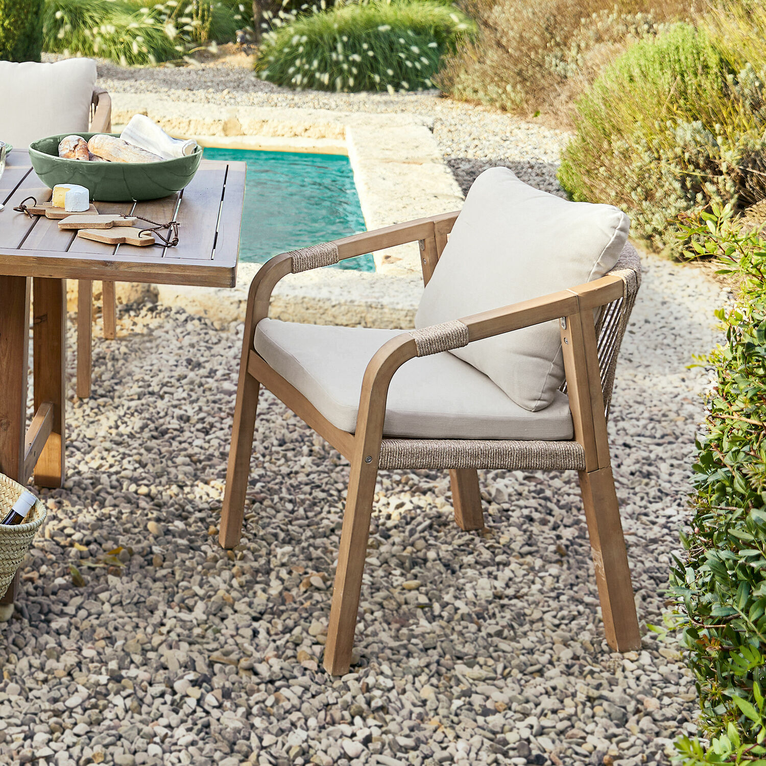 Set de 2 sillas FSC®-100% Kennedy Silla de jardín de madera con cojines claros en patio de grava junto a piscina