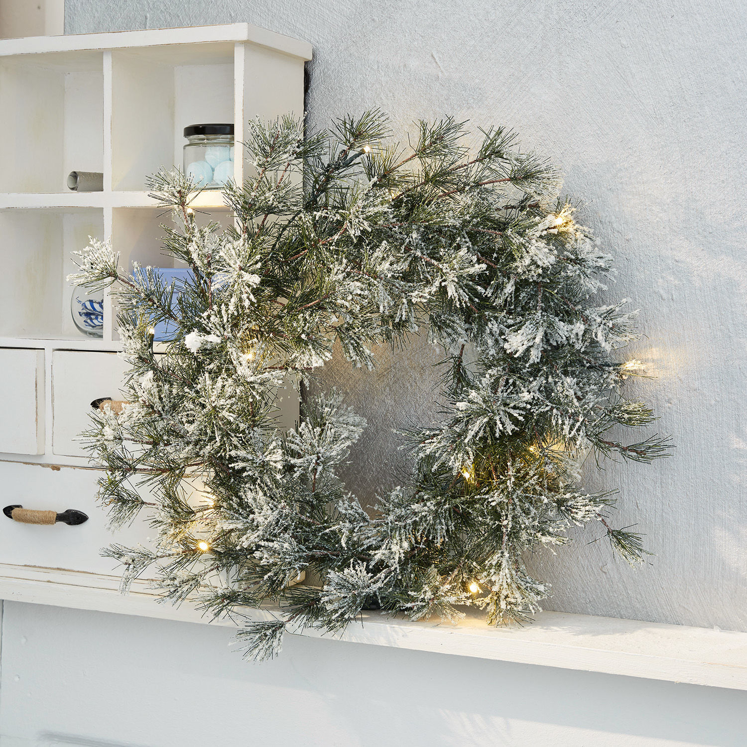 Guirnalda LED Vire Corona navideña nevada con ramas verdes y luces LED cálidas para decoración del hogar