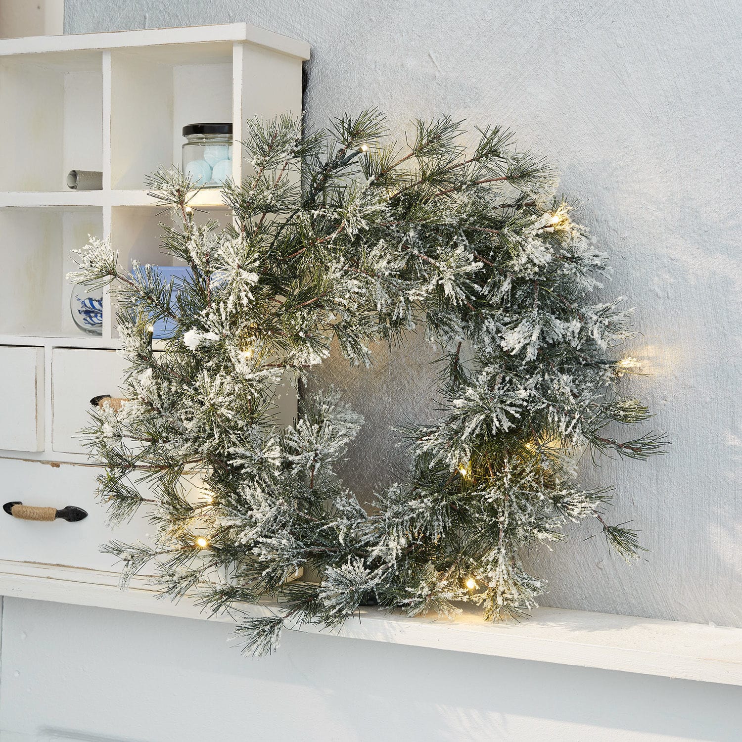 Guirnalda LED Vire Corona navideña nevada con ramas verdes y luces LED cálidas para decoración del hogar
