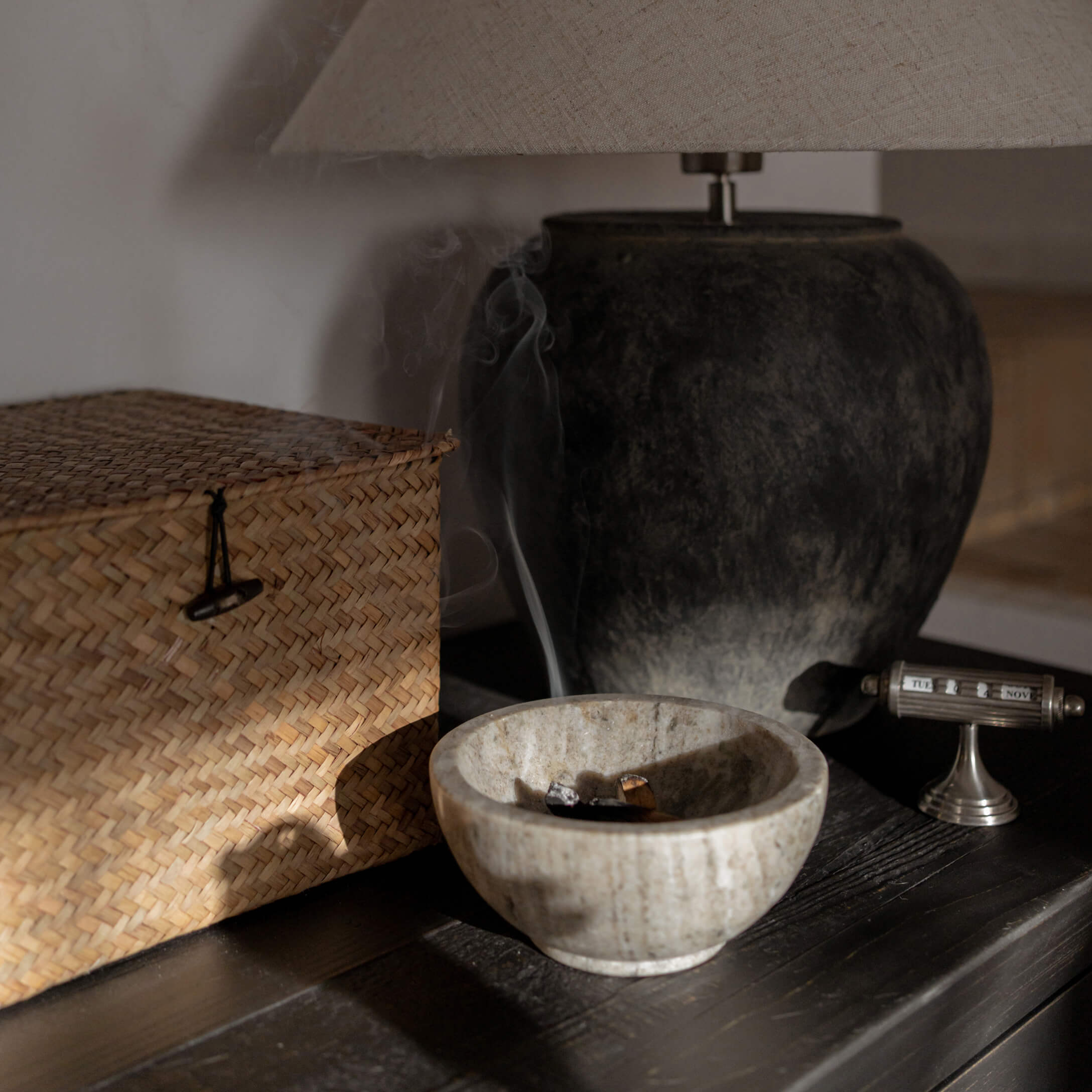 Cuenco de alabastro beige natural con humo, decoración de mesa con lámpara y caja de mimbre