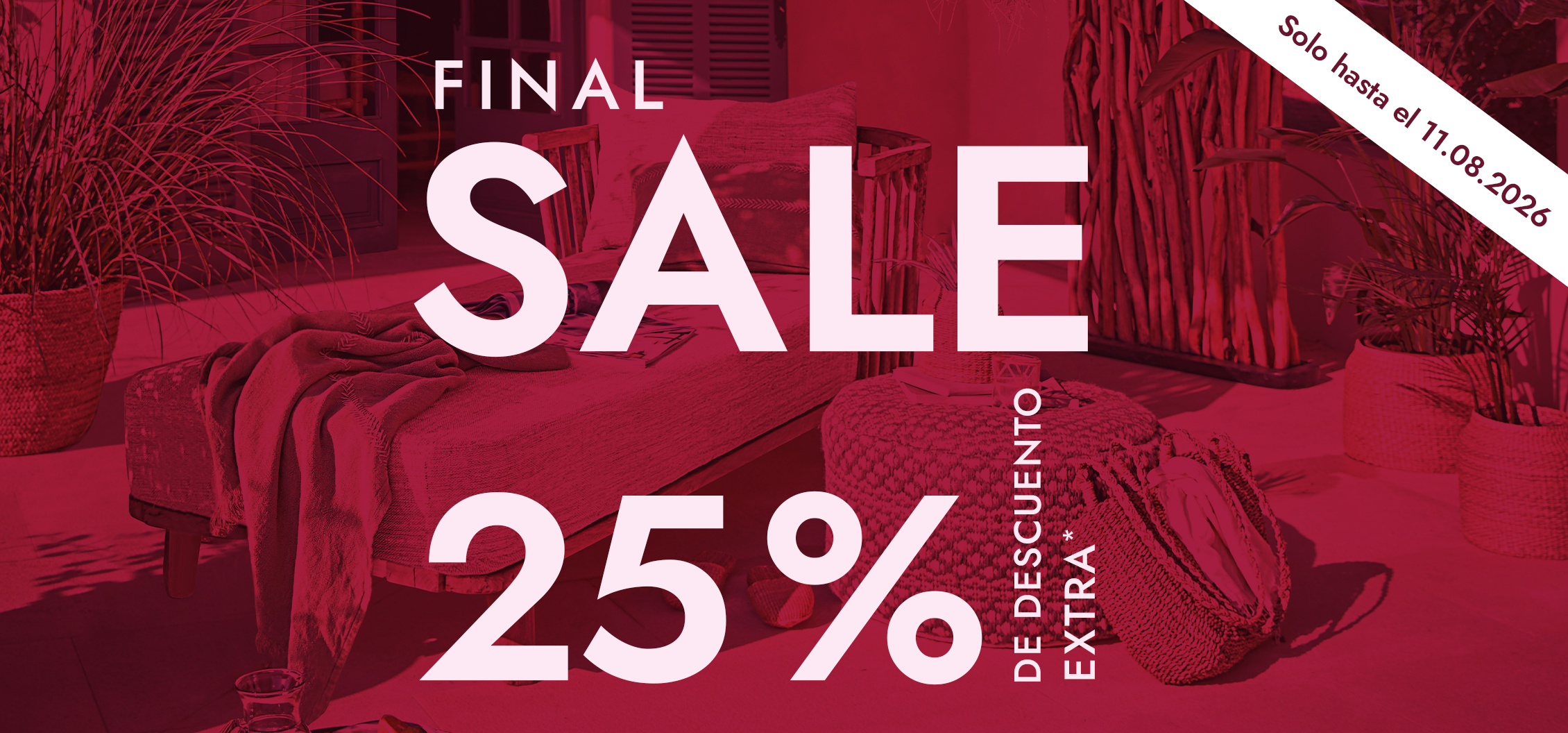 Oferta 25% en muebles de jardín de madera y tela natural con cojines cómodos y decoración