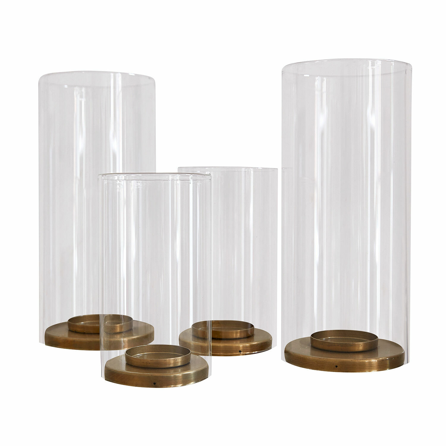 Set de 4 portavelas Kriven Conjunto de cuatro faroles de vidrio transparente con base de latón para decoración interior