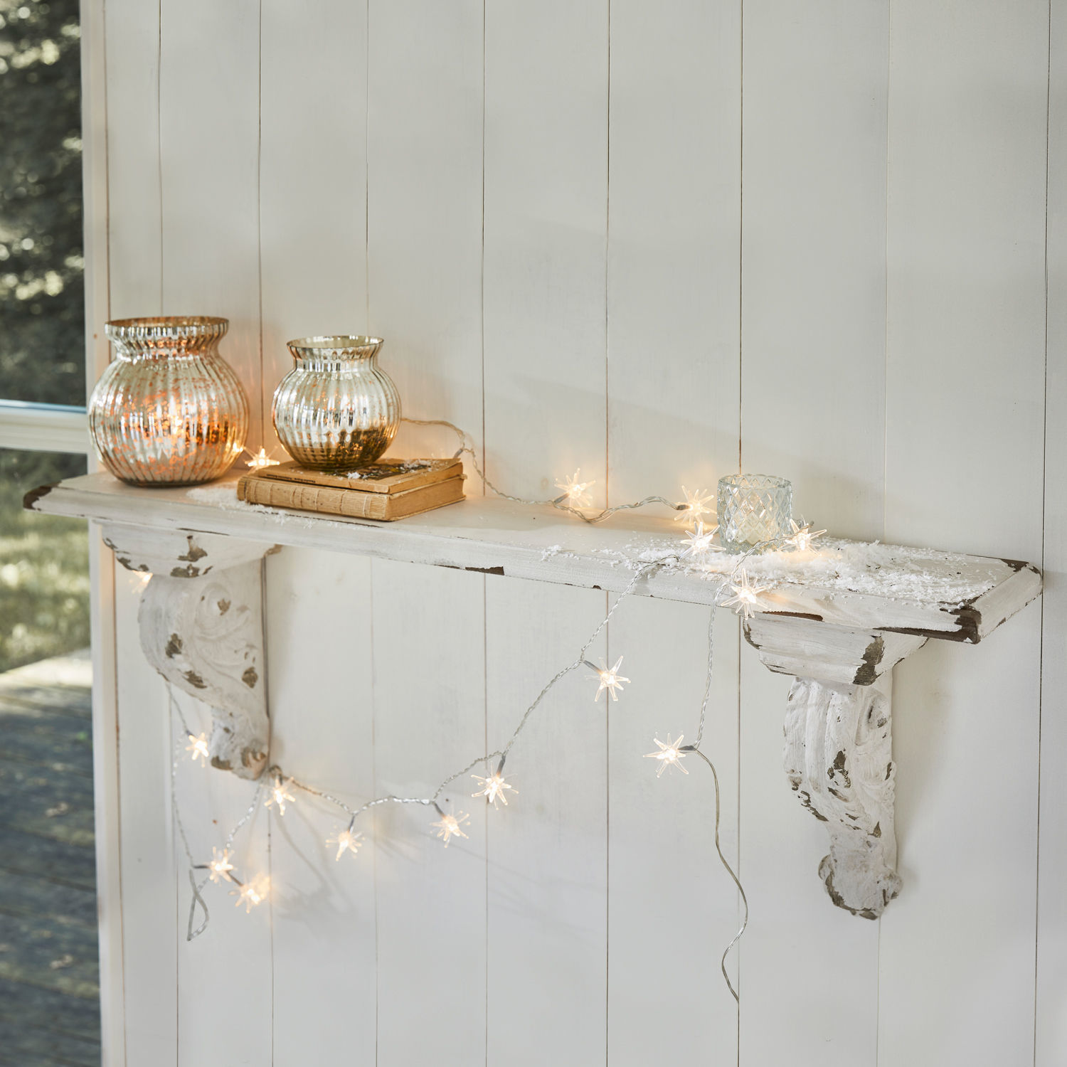 Estantería de pared Mouscron Estante de pared de madera blanca envejecida con guirnalda de luces en forma de estrella y portavelas de vidrio