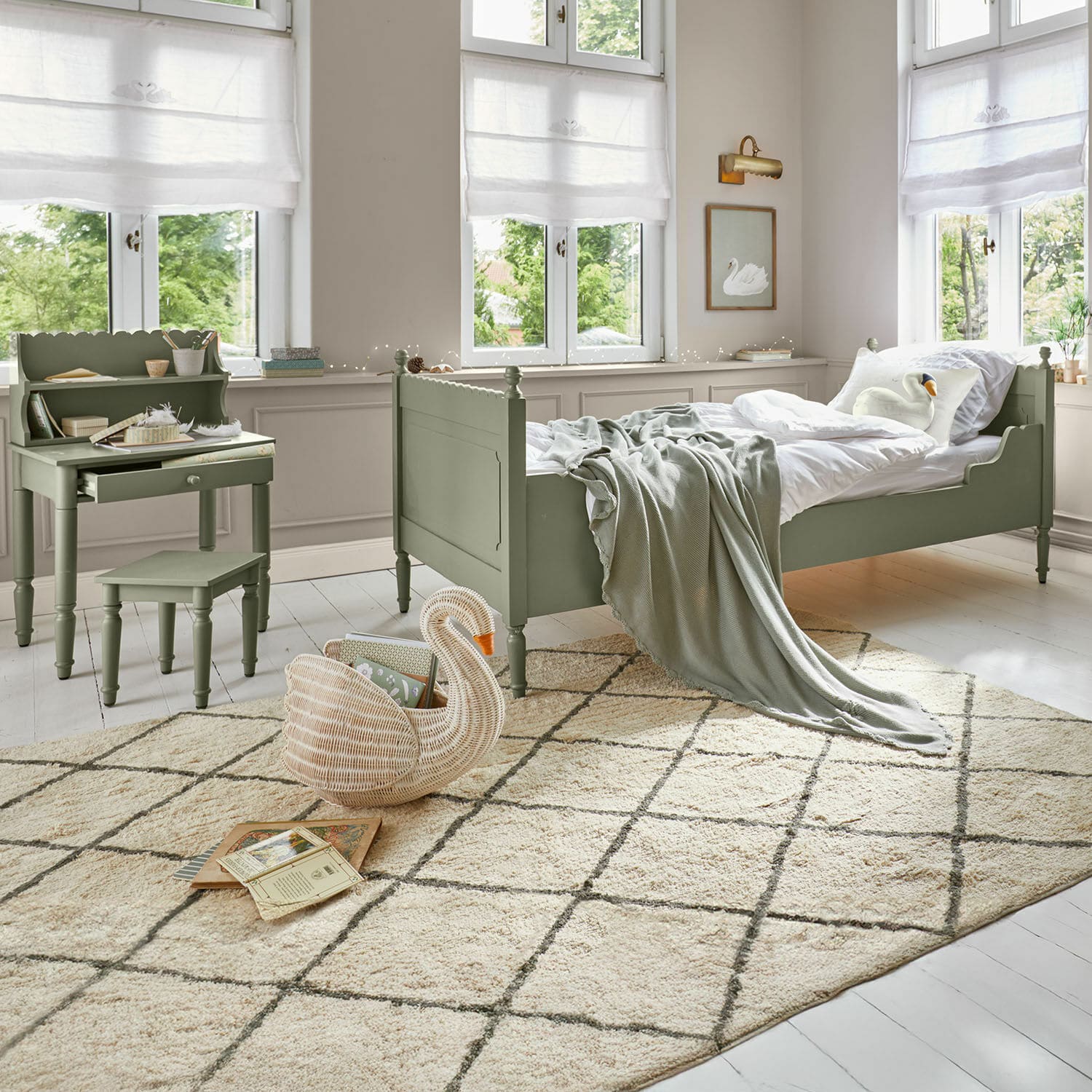 Alfombra Almiora Habitación infantil con cama y escritorio de madera verde, alfombra suave con patrón de cuadros en suelo claro