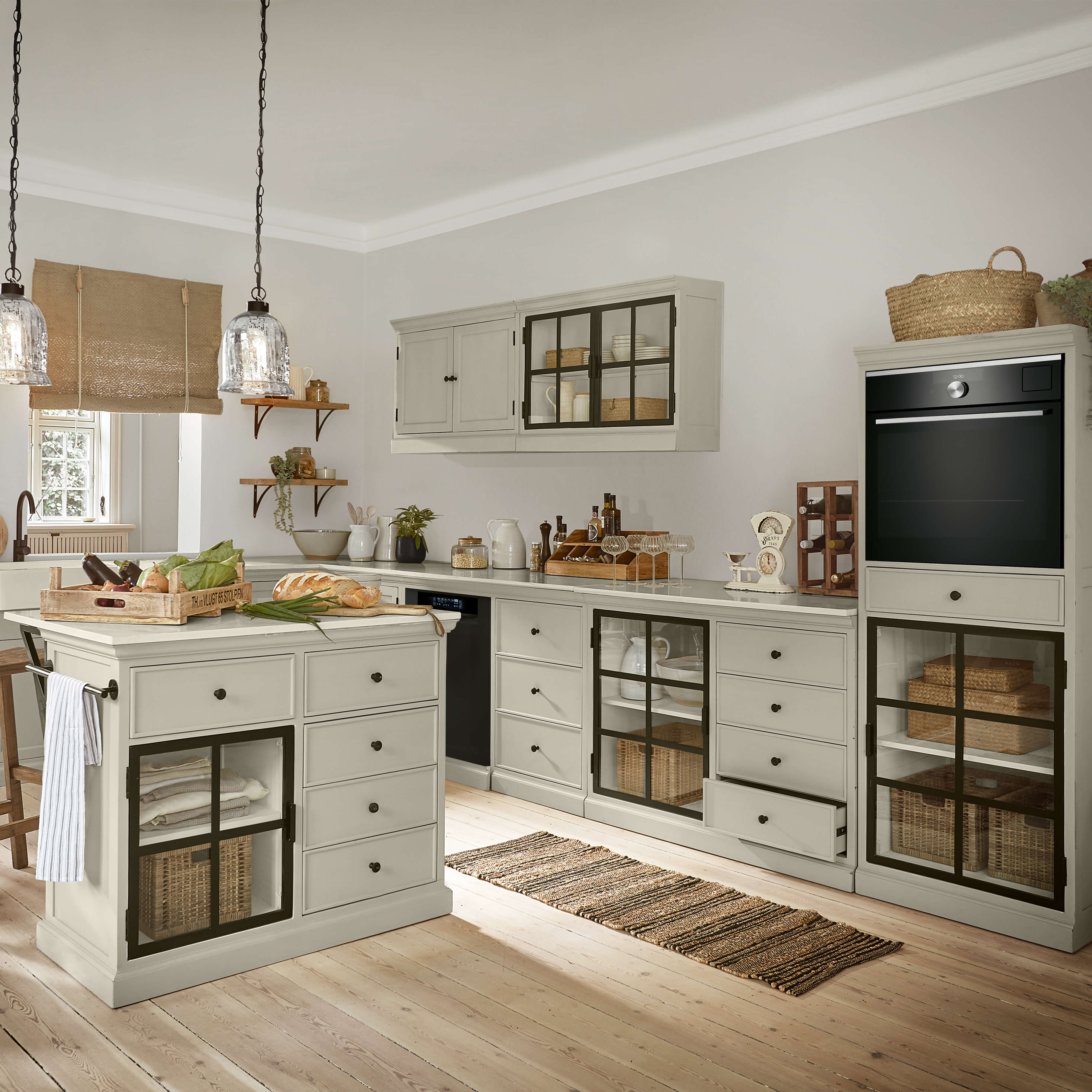 Cocina rústica con muebles de madera gris claro y puertas de vidrio negras, accesorios naturales decorativos