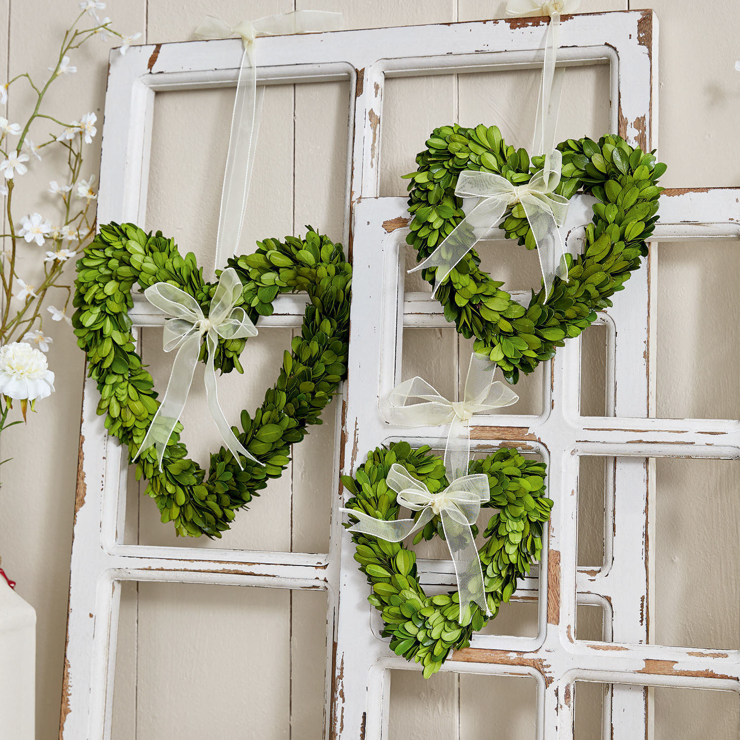 Set de 3 colgantes Venia Corazones verdes de hojas con lazos blancos colgados en marco blanco envejecido decorativo