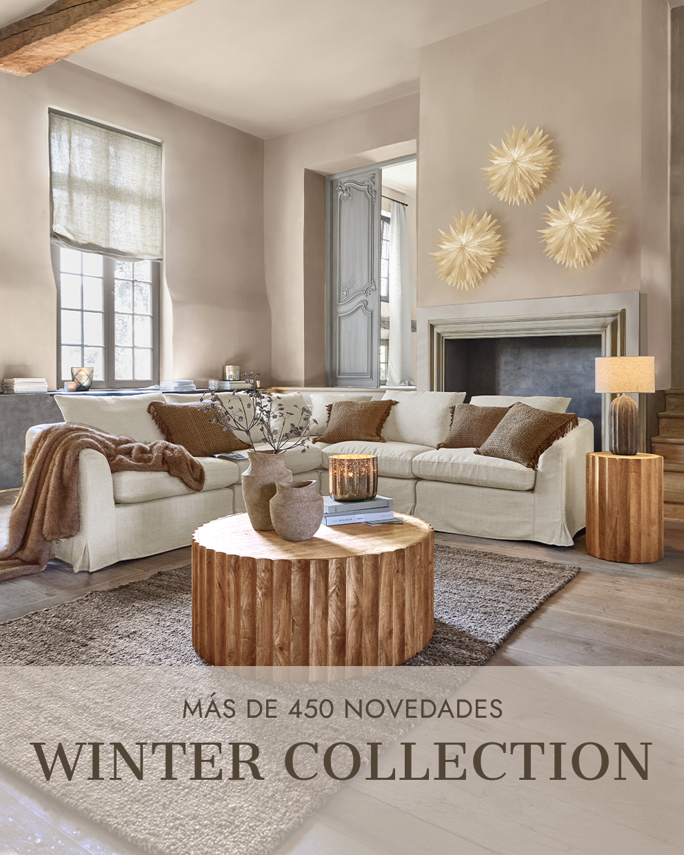 Salón acogedor con sofá beige, mesa de centro de madera y decoración de invierno en tonos neutros