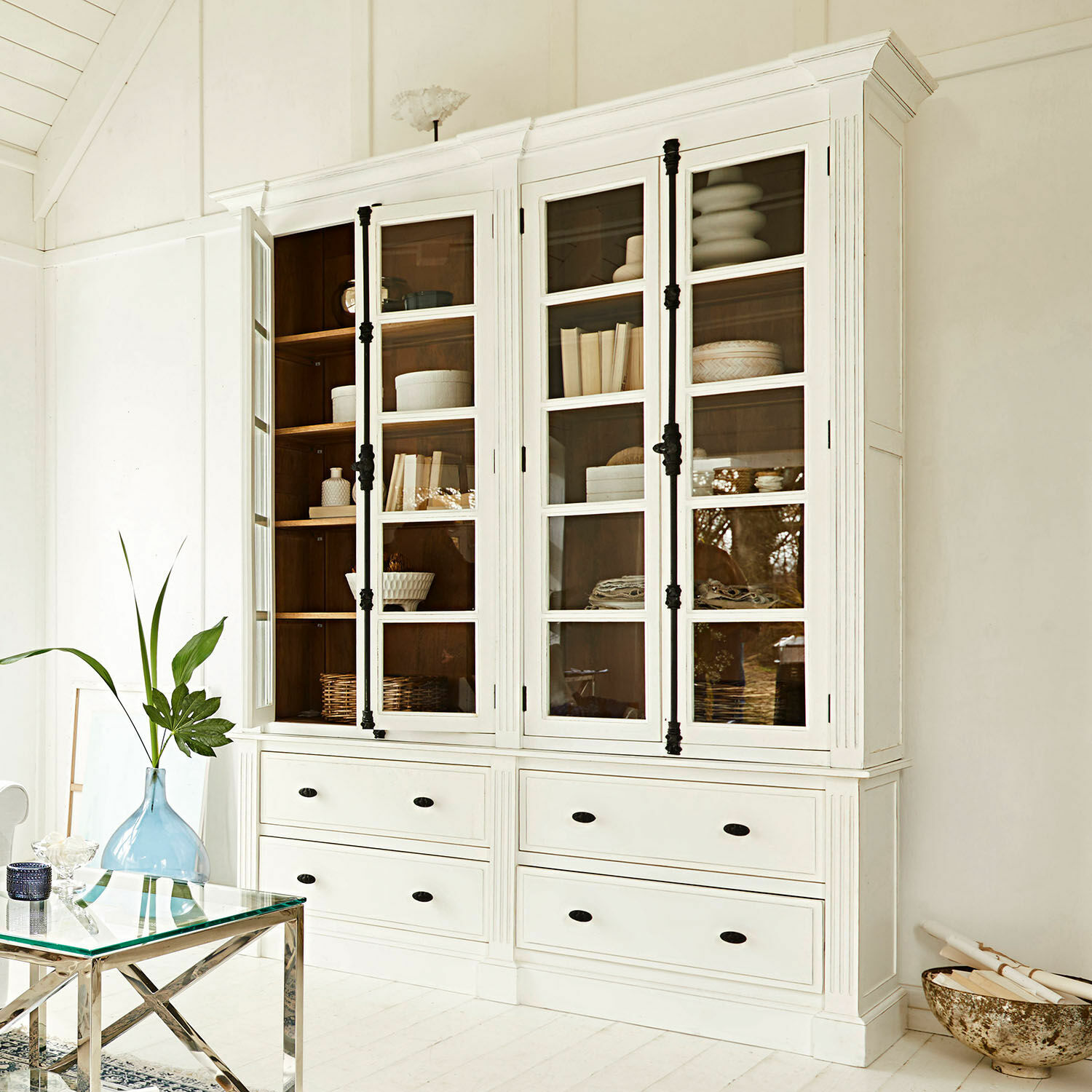 Armario Laimont Vitrina de madera blanca con puertas de cristal y tiradores negros en interior luminoso
