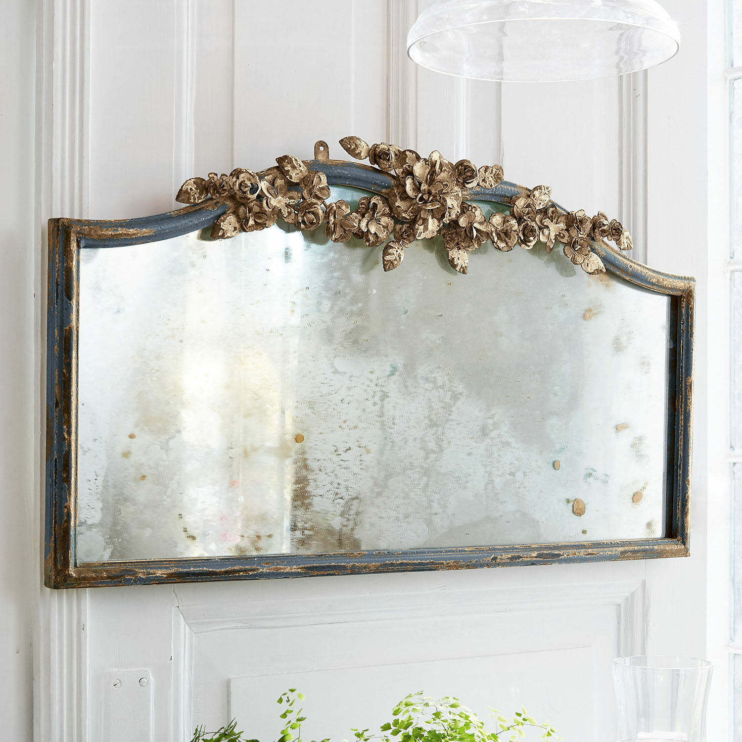 Espejo de pared antiguo con marco azul y adornos florales dorados para decoración vintage