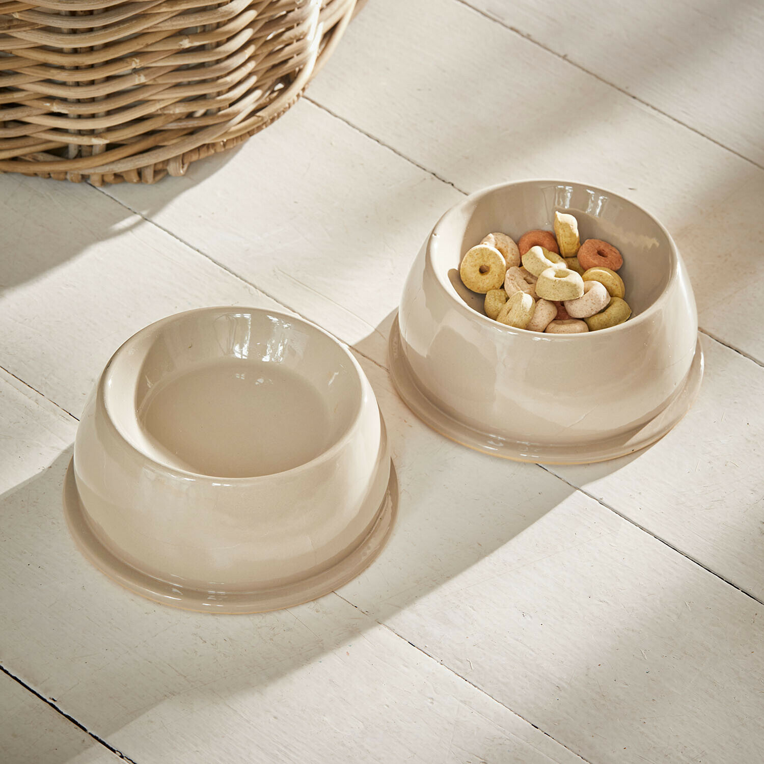 Set de 2 comederos Kireva Comederos de cerámica beige para mascotas con comida y agua sobre suelo claro