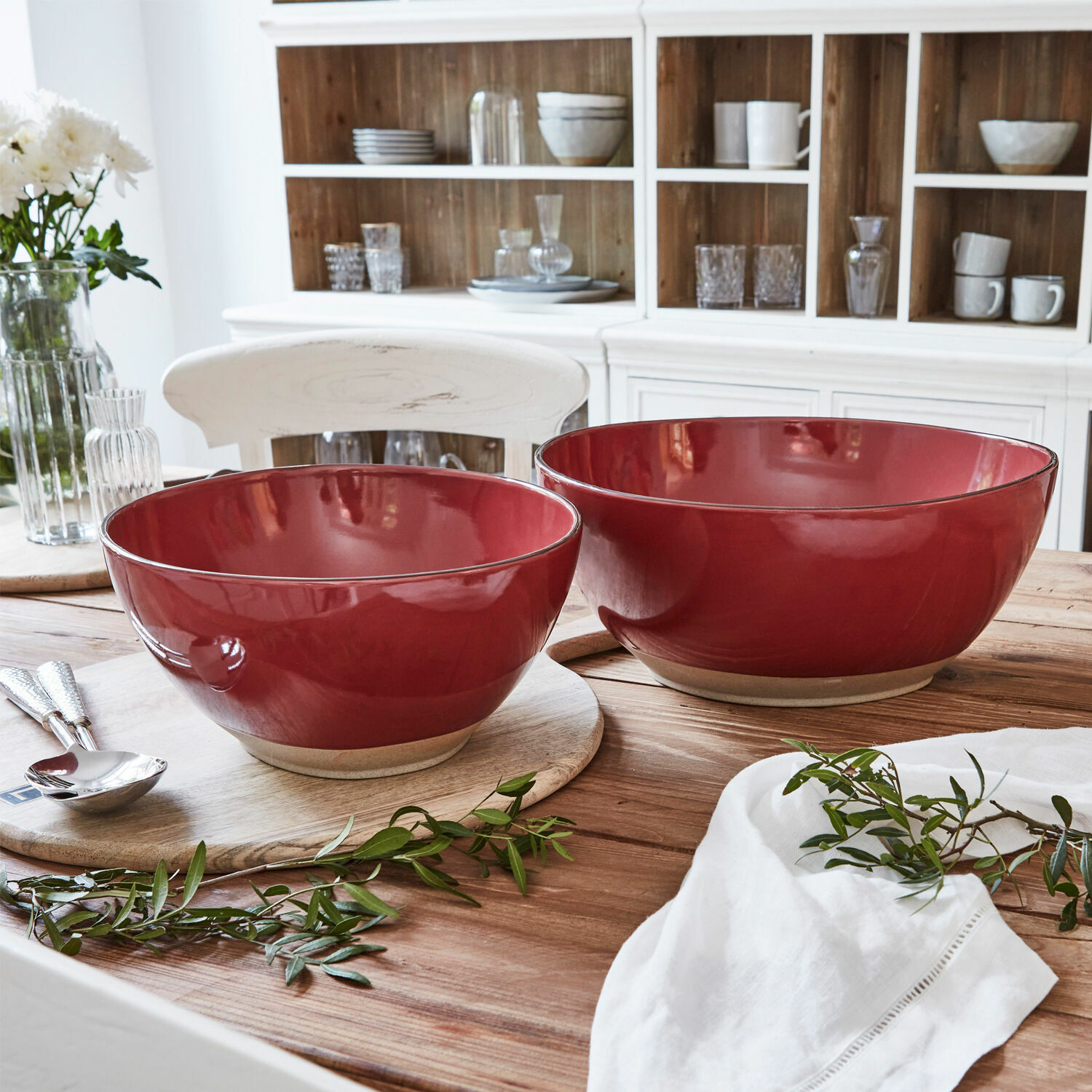 Set de 2 ensaladeras Biarré Conjunto de dos cuencos de cerámica rojos sobre mesa de madera en cocina luminosa
