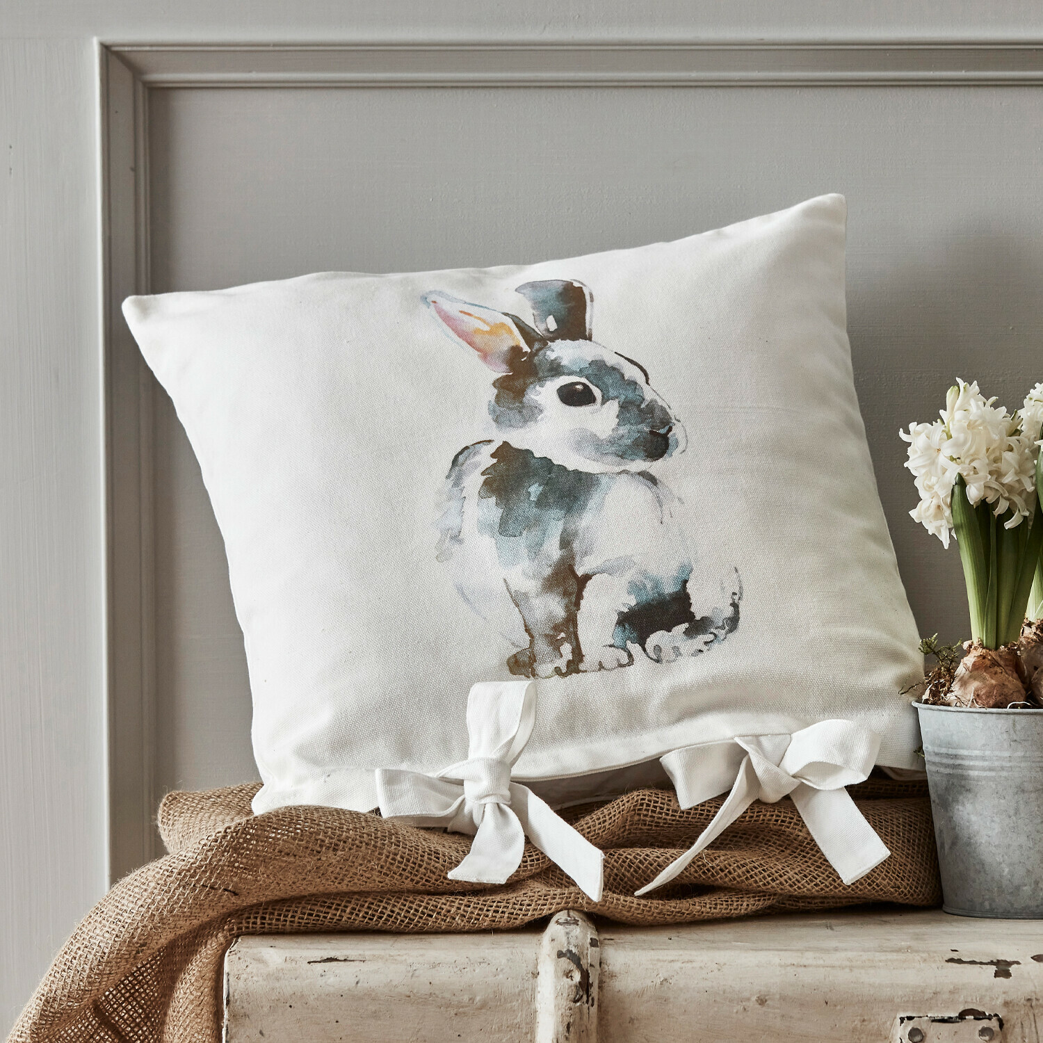 Cojín blanco de algodón con estampado de conejo y lazos, decoración rústica para interiores