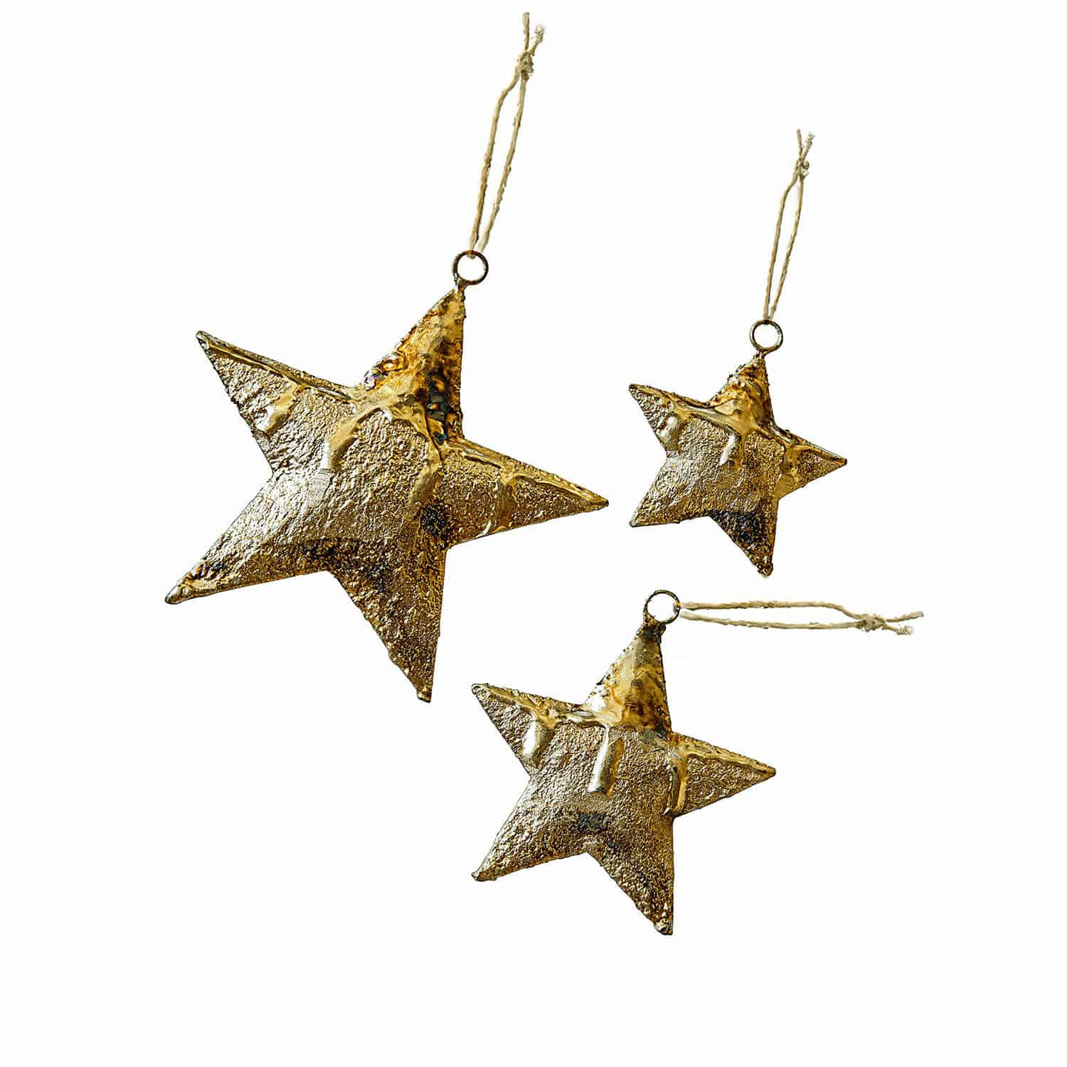 Set de 3 colgantes Myrska Conjunto de tres estrellas de metal dorado con cuerda para colgar en decoración navideña
