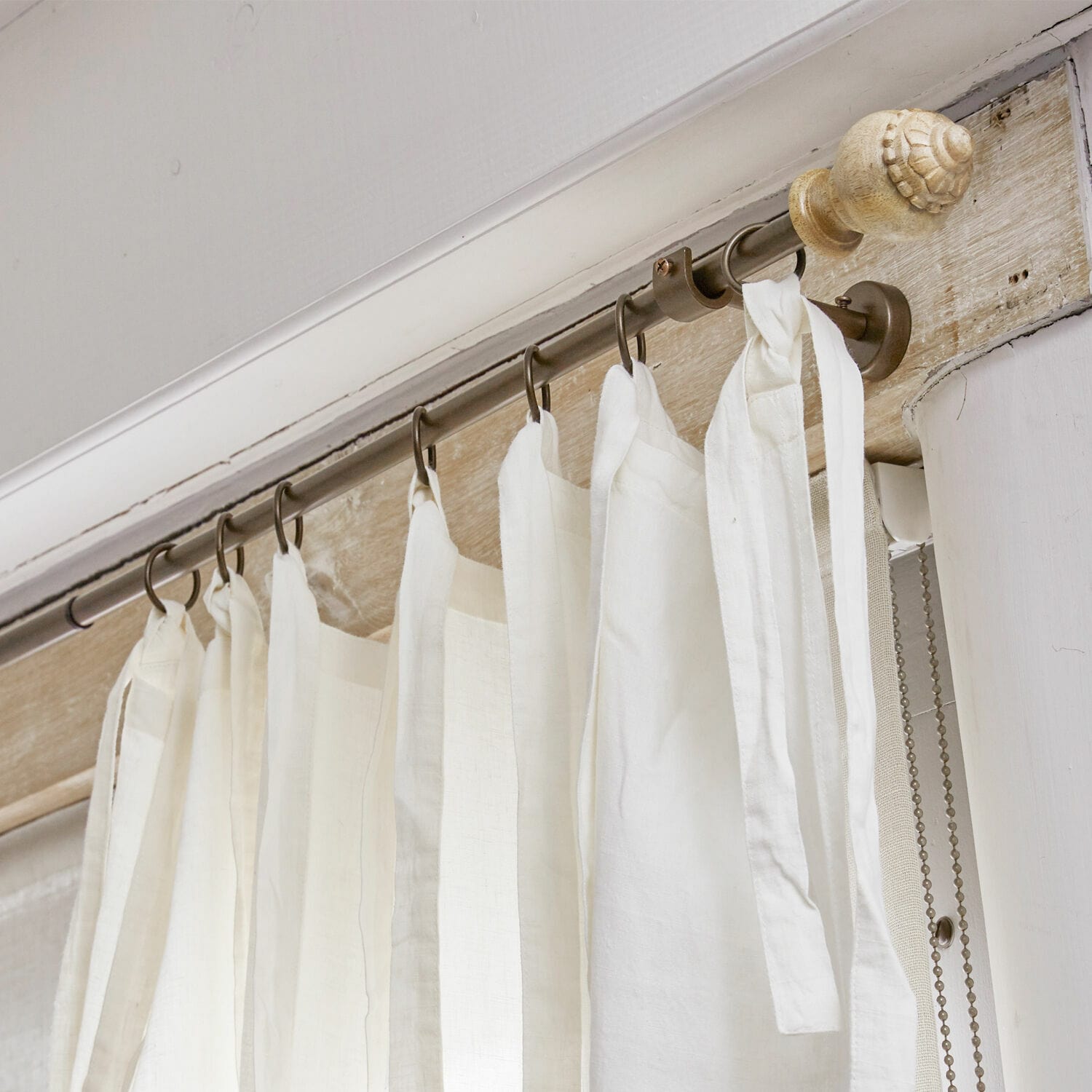 Barra de cortina Trangé Cortina blanca de lino colgada en barra metálica con remate de madera, decoración de ventana elegante