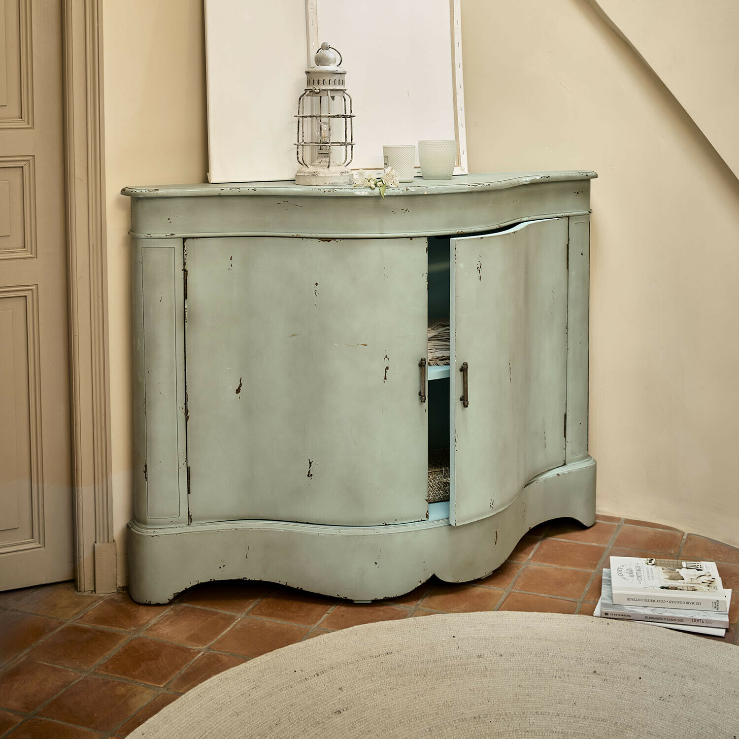 Cómoda Valcourie Aparador de madera verde menta con acabado envejecido y dos puertas, mueble vintage para salón