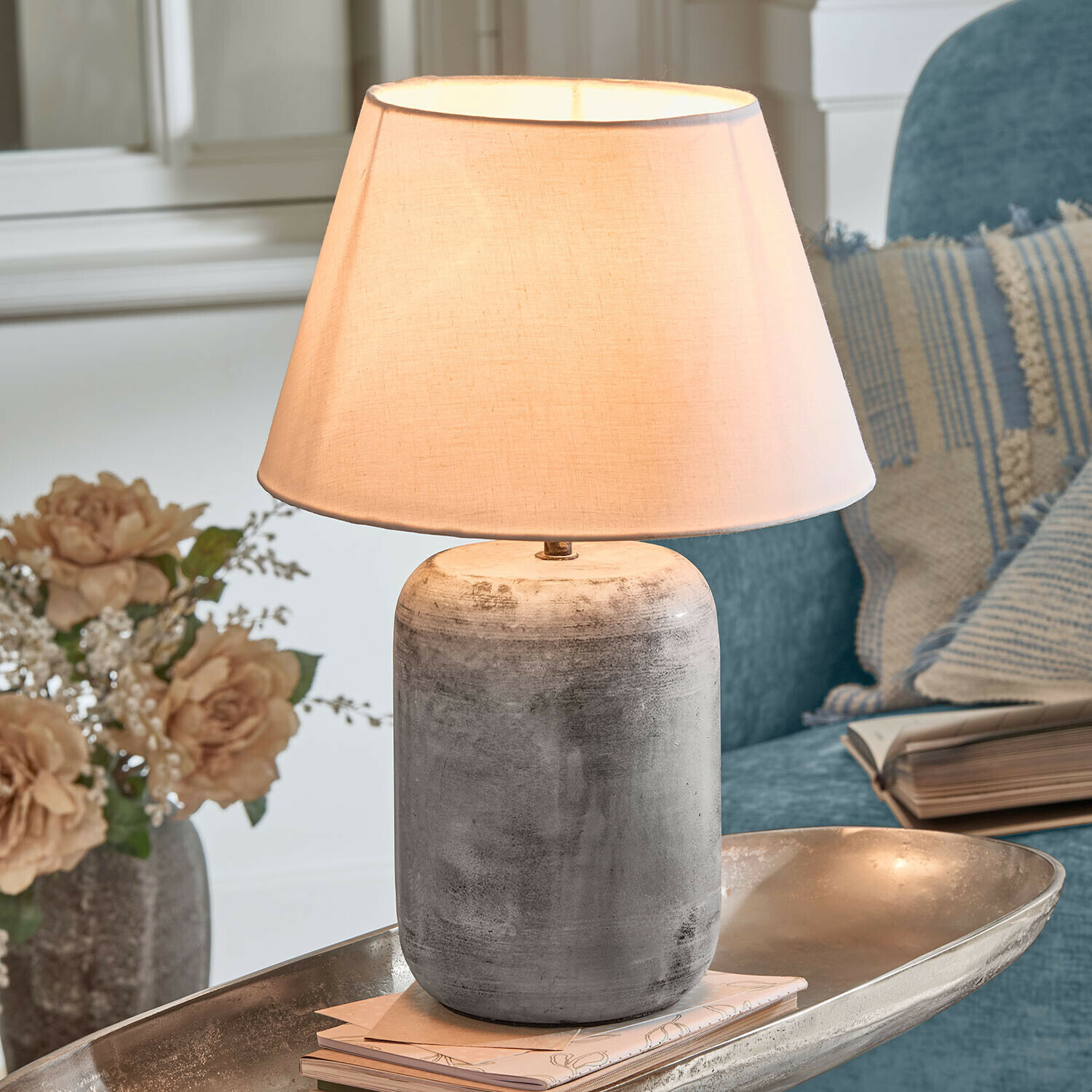Lámpara de mesa Ciel d'Opale Lámpara de mesa de cerámica gris con pantalla crema, elemento decorativo para salón