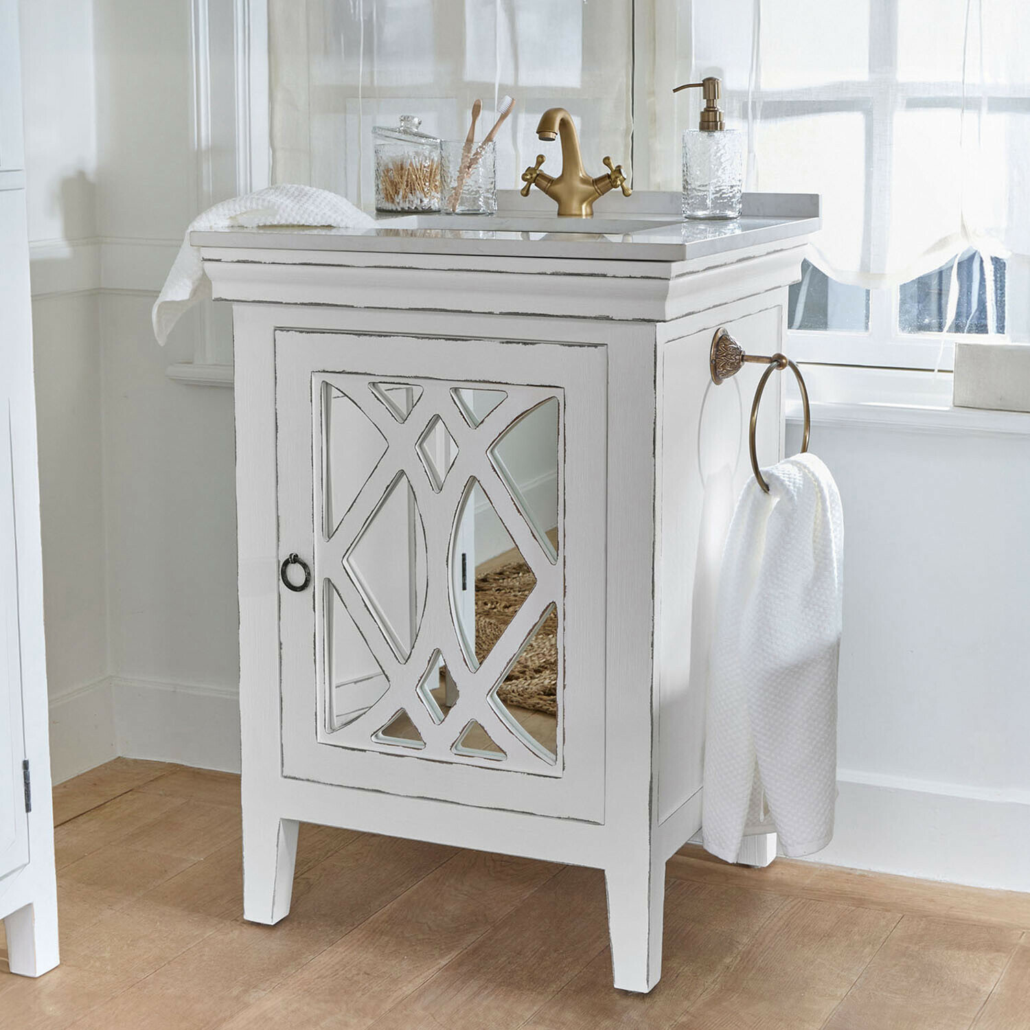 Mueble de baño blanco de madera con espejo y grifo de latón, estilo vintage, accesorios de baño