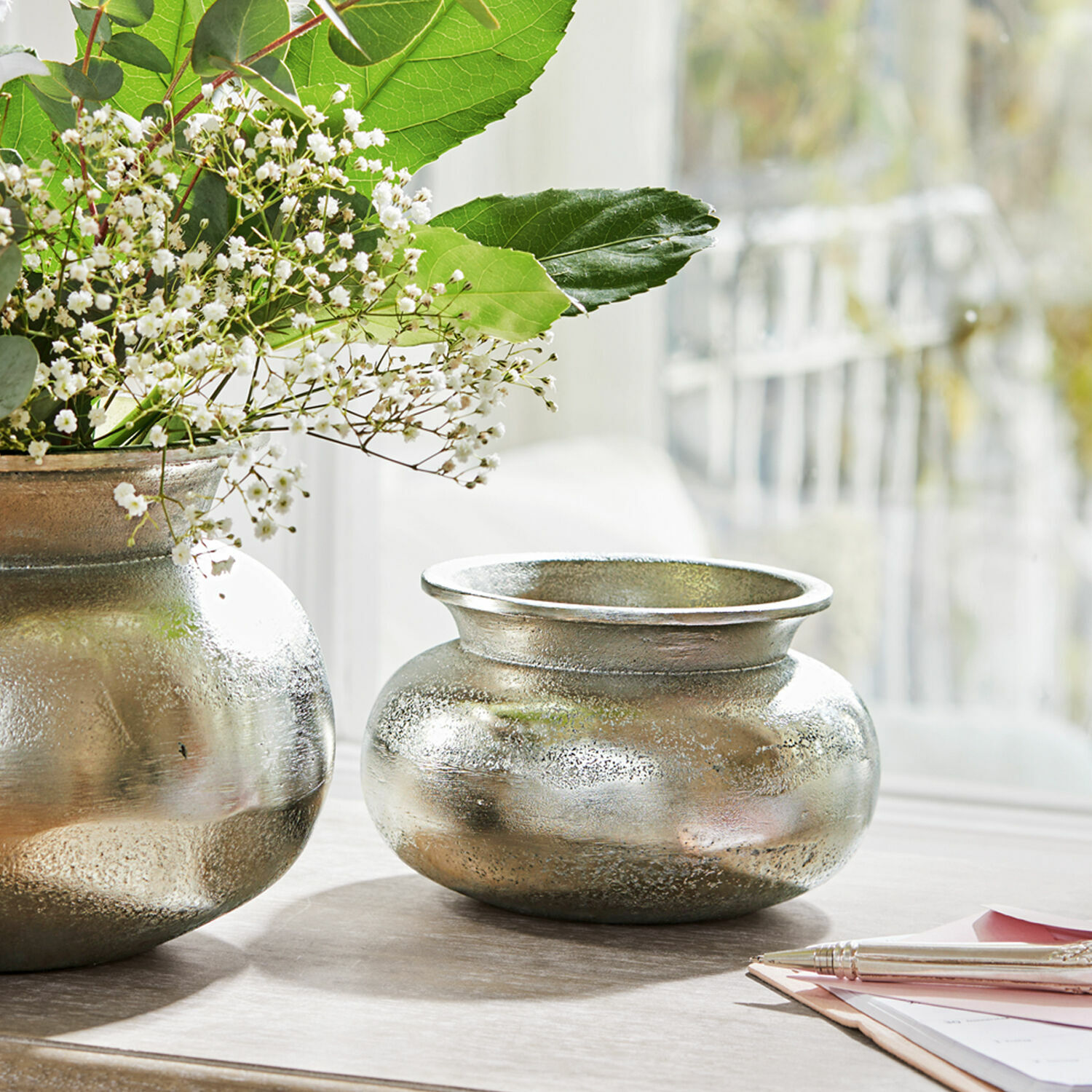Jarrón Hadrien Jarrón decorativo metálico plateado con forma redondeada para mesa o estante