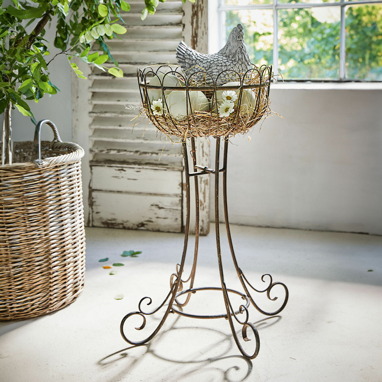 Soporte decorativo Évariste Soporte metálico vintage con cesta decorativa, gallina y huevos artificiales para decoración