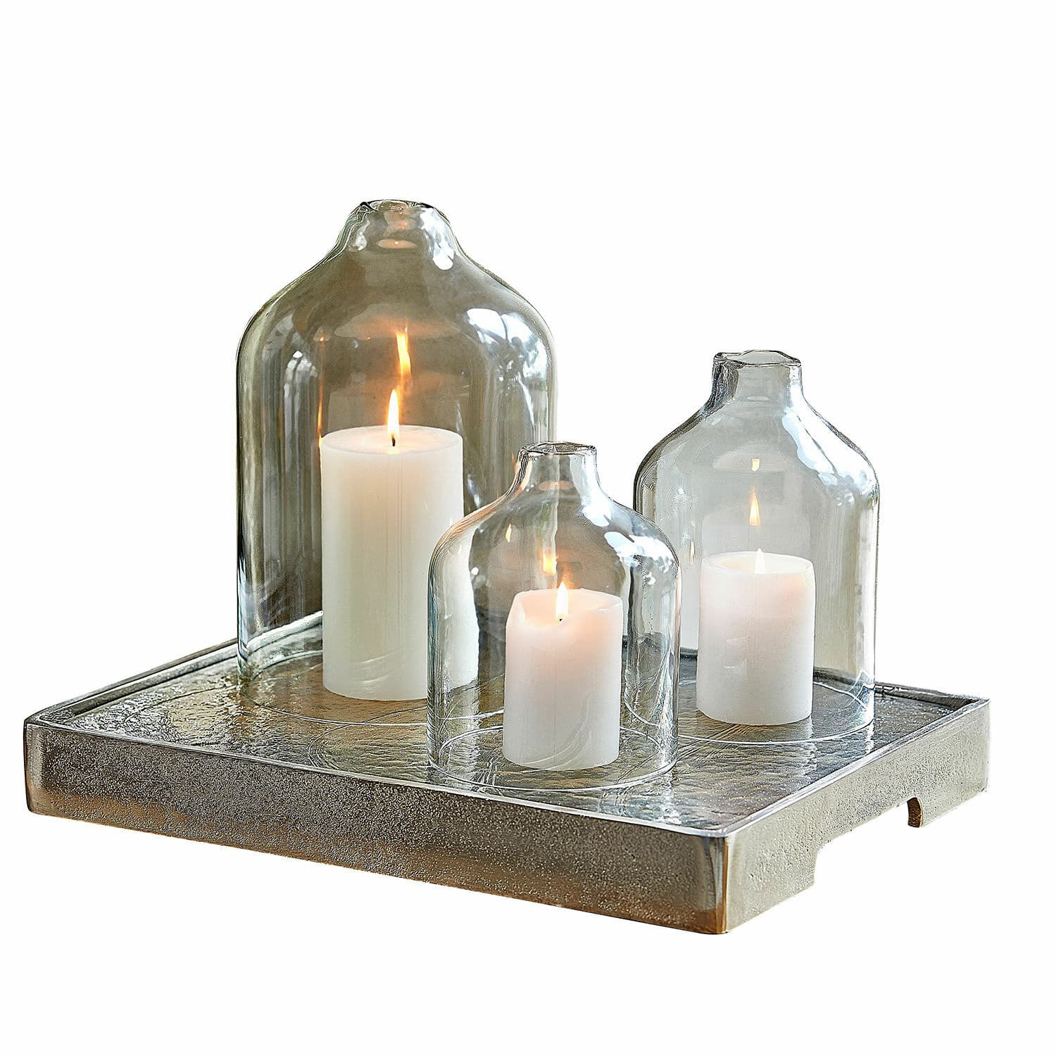 Conjunto de tres portavelas de vidrio sobre bandeja metálica plateada, decoración para interiores