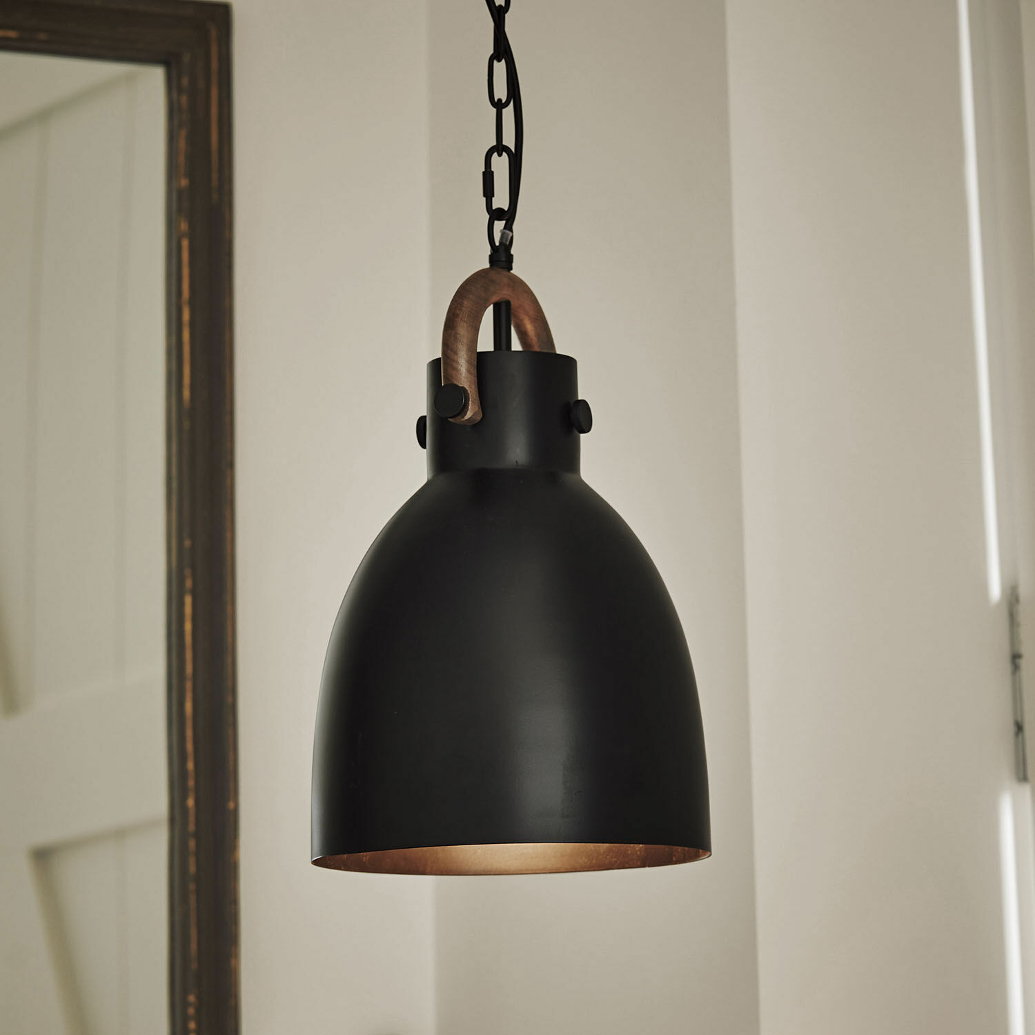 Lámpara colgante Walcote Lámpara colgante negra de metal con asa de madera, iluminación moderna para interiores