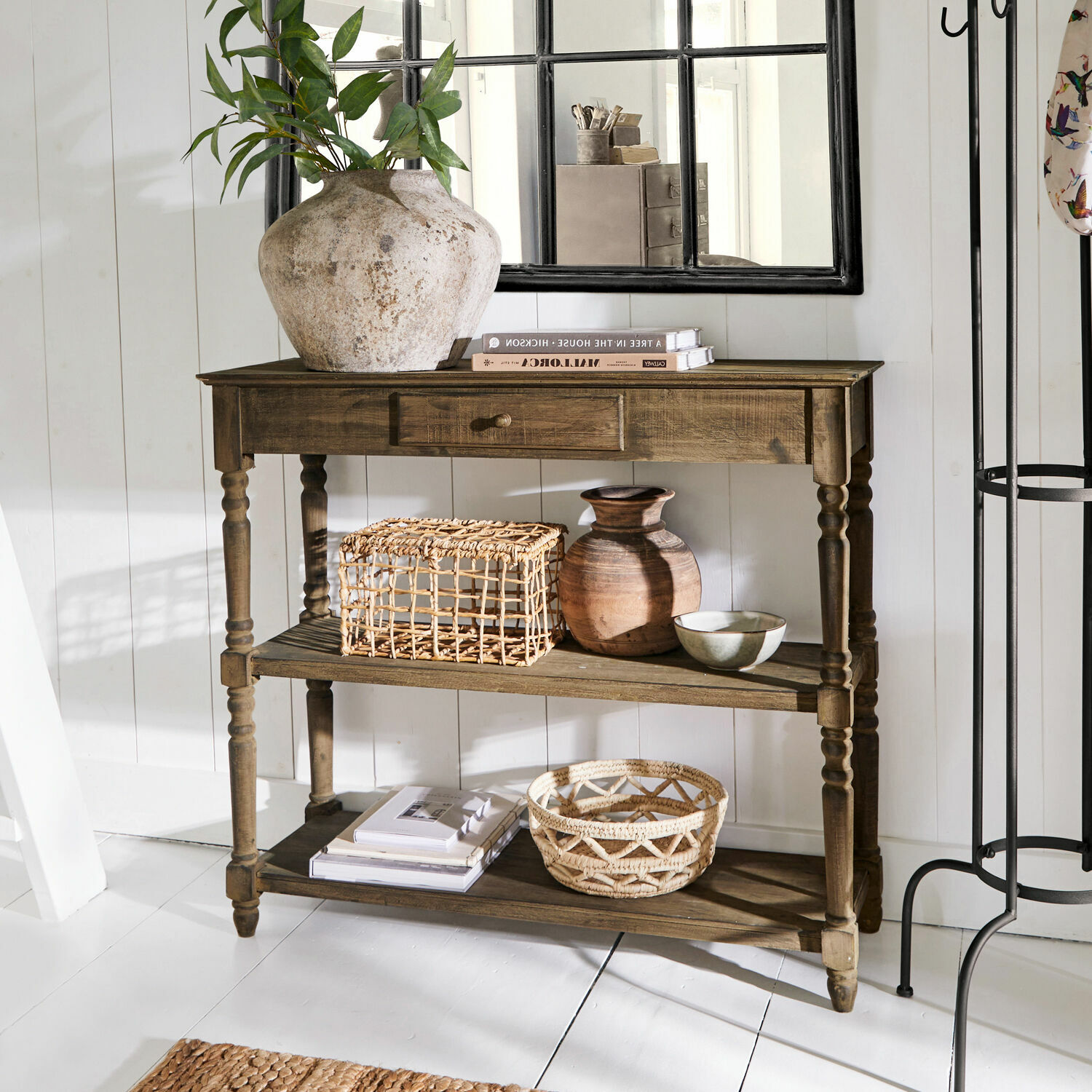 Consola Roubaix Consola de madera con cajón y estantes, decorada con jarrones y cestas, estilo rústico