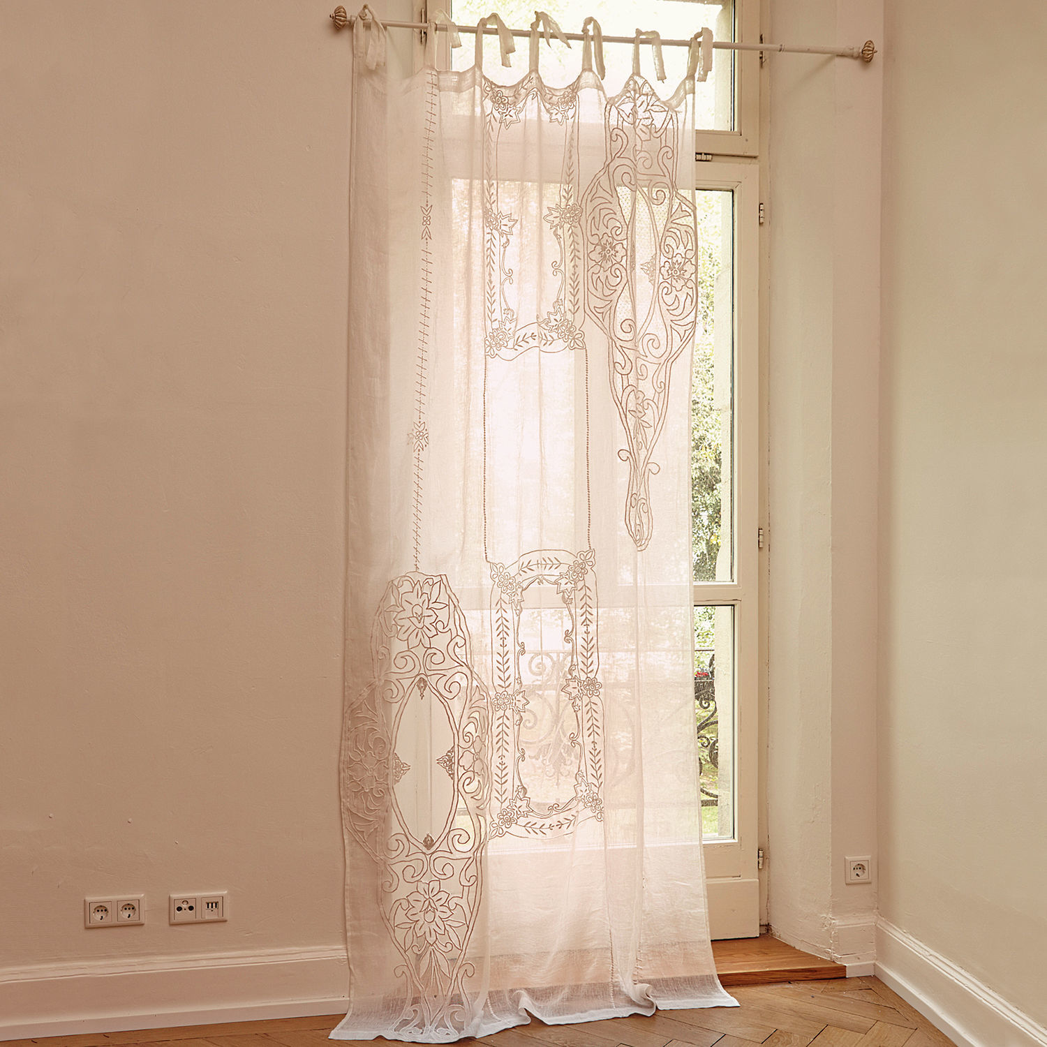 Cortina Plénise Cortina translúcida beige con bordado decorativo para ventanas elegantes