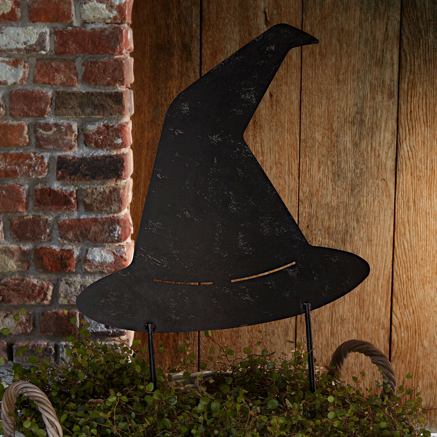 Estaca de jardín Donvara Sombrero de bruja decorativo de metal negro sobre fondo de pared de ladrillo y madera, decoración de Halloween