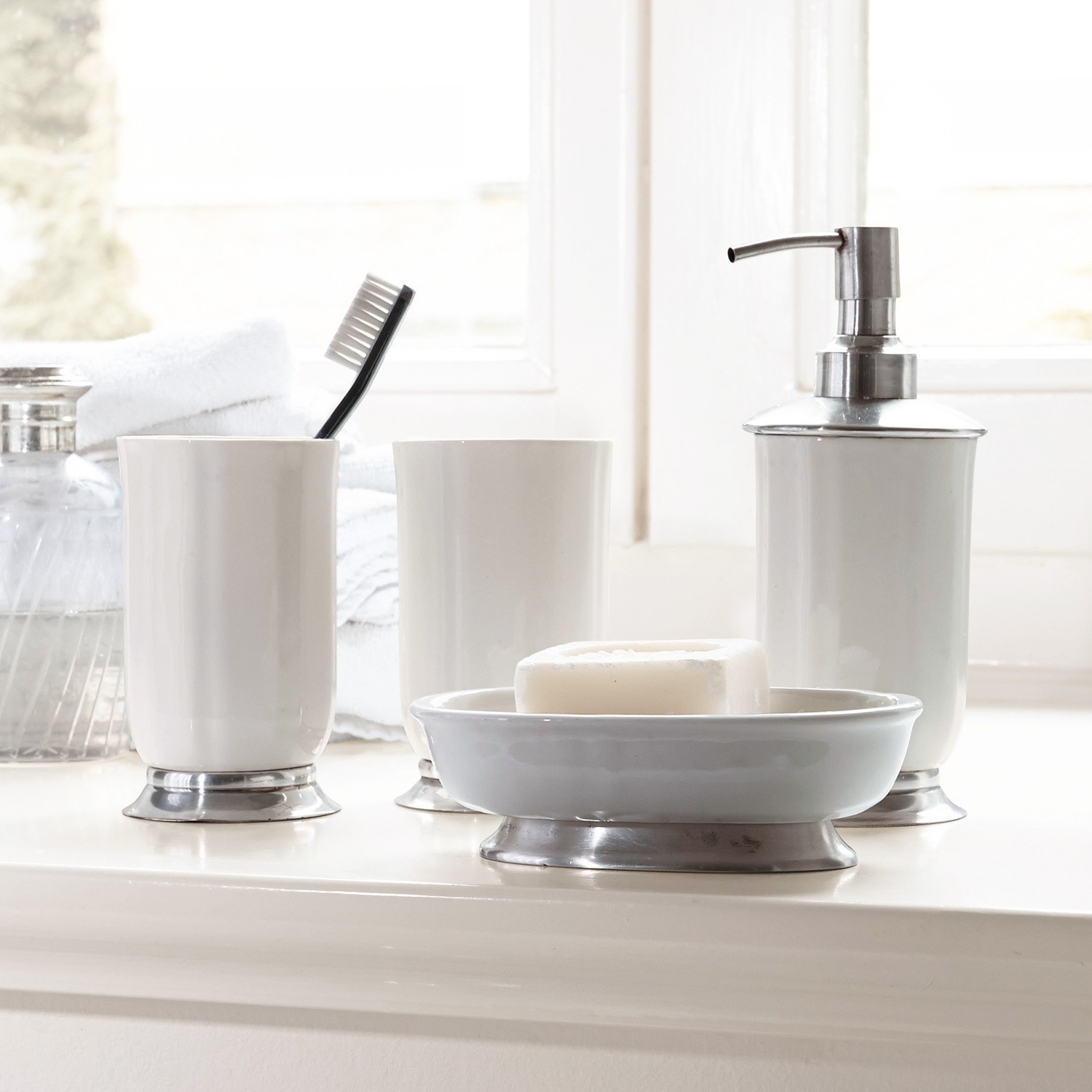 Set de baño Millicent Juego de baño de cerámica blanca con detalles metálicos, jabonera, vasos y dispensador de jabón