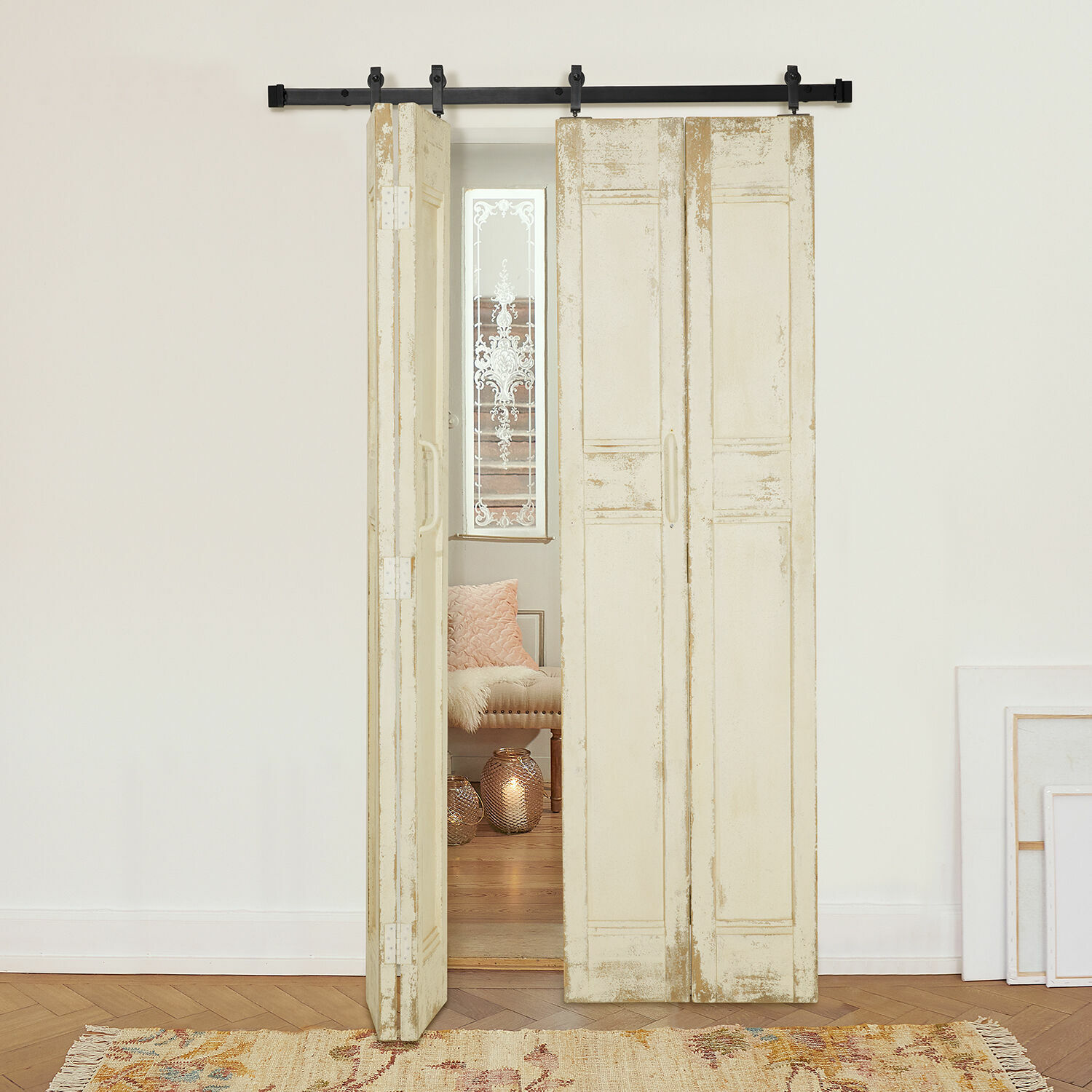 Puerta corredera plegable Auberisse Puerta corredera de madera color crema con acabado envejecido para decoración vintage