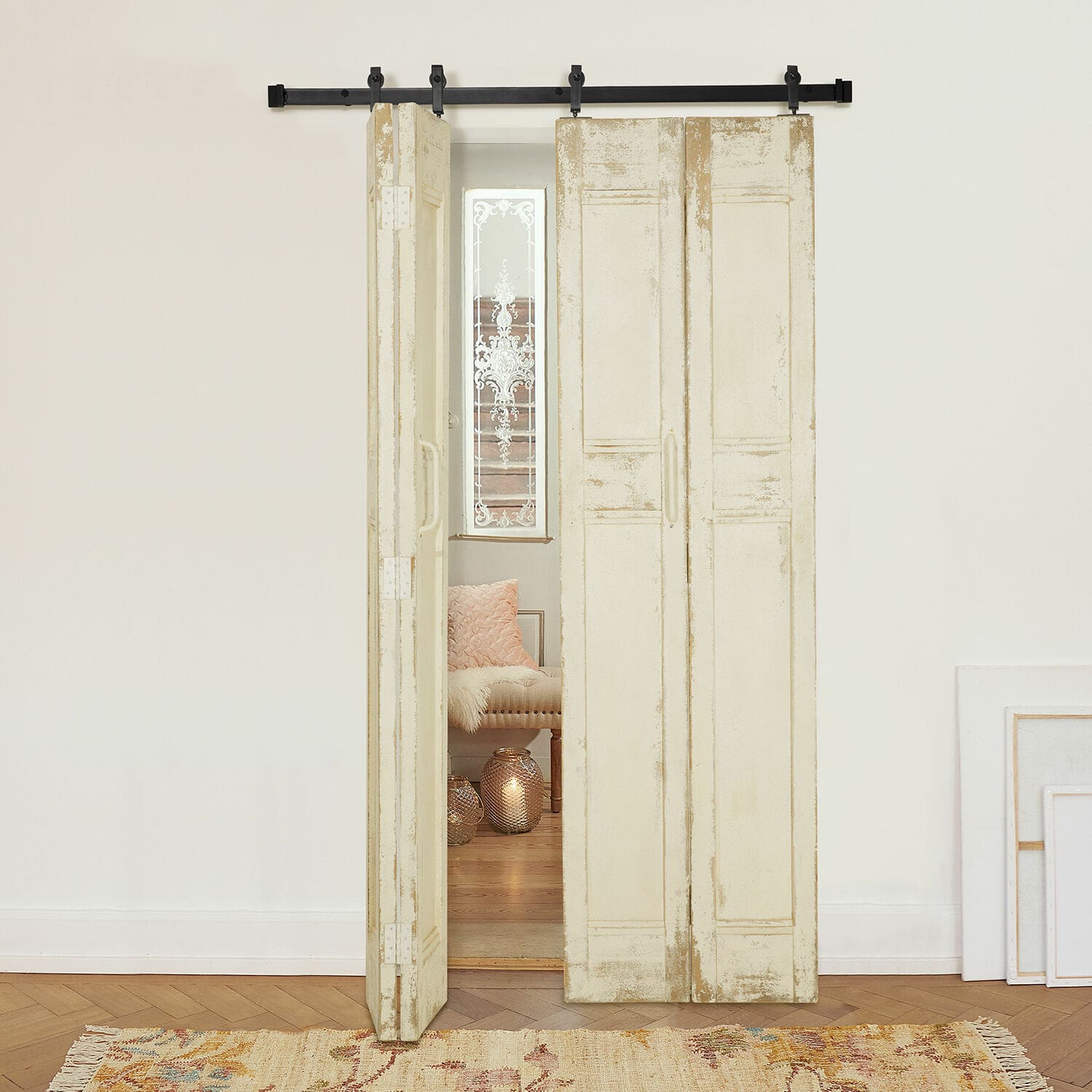 Puerta corredera plegable Auberisse Puerta corredera de madera color crema con acabado envejecido para decoración vintage