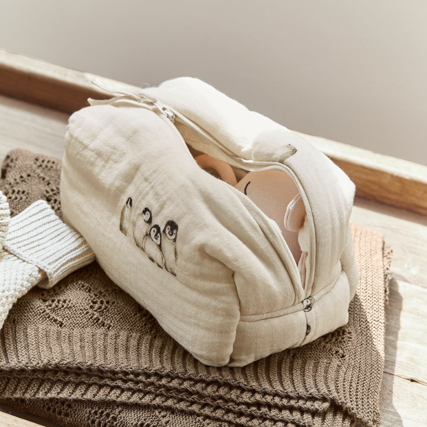 Neceser Jocienne Neceser beige de algodón con diseño de pingüinos sobre tejido marrón, accesorio de almacenamiento