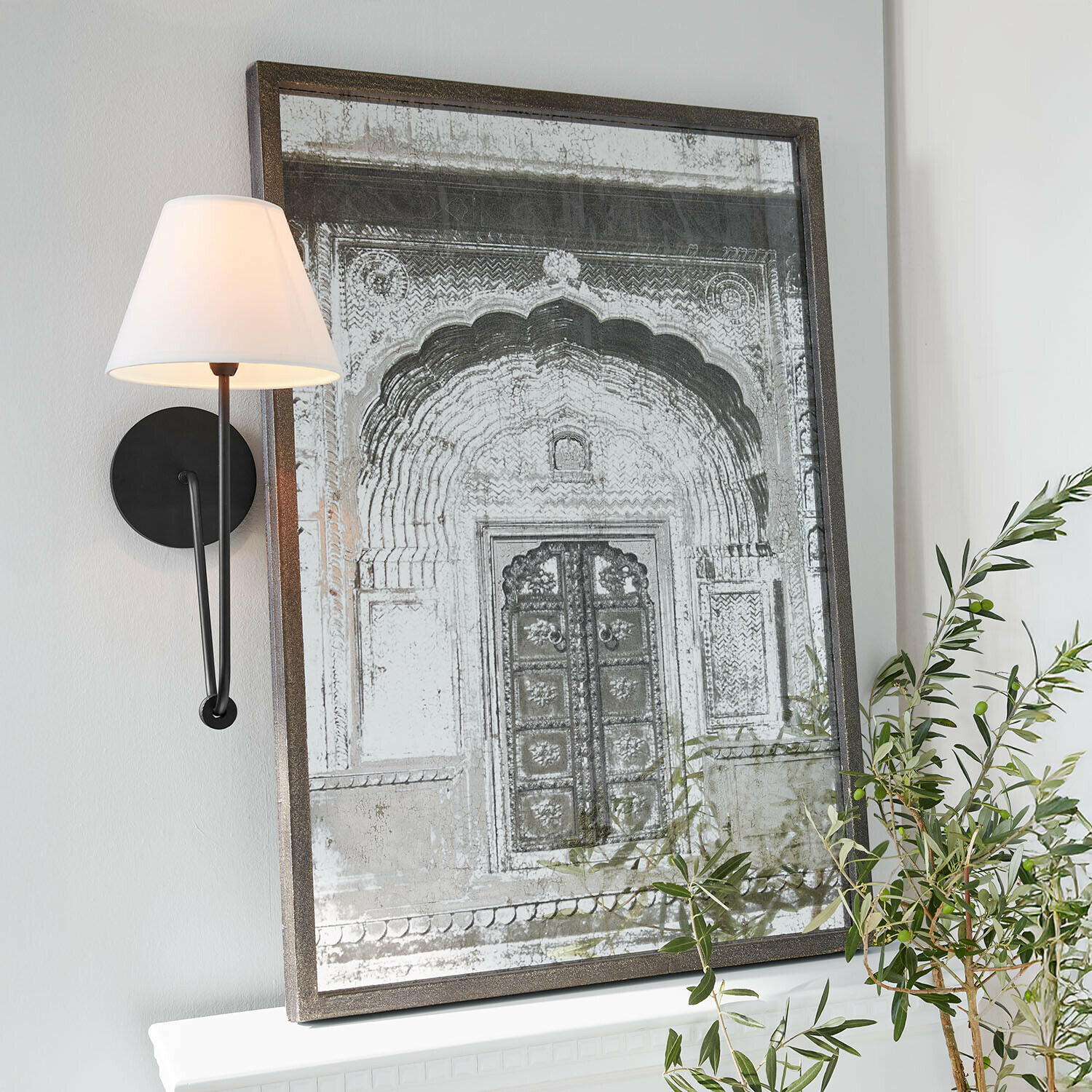 Espejo decorativo con marco envejecido y diseño de puerta vintage para salón moderno