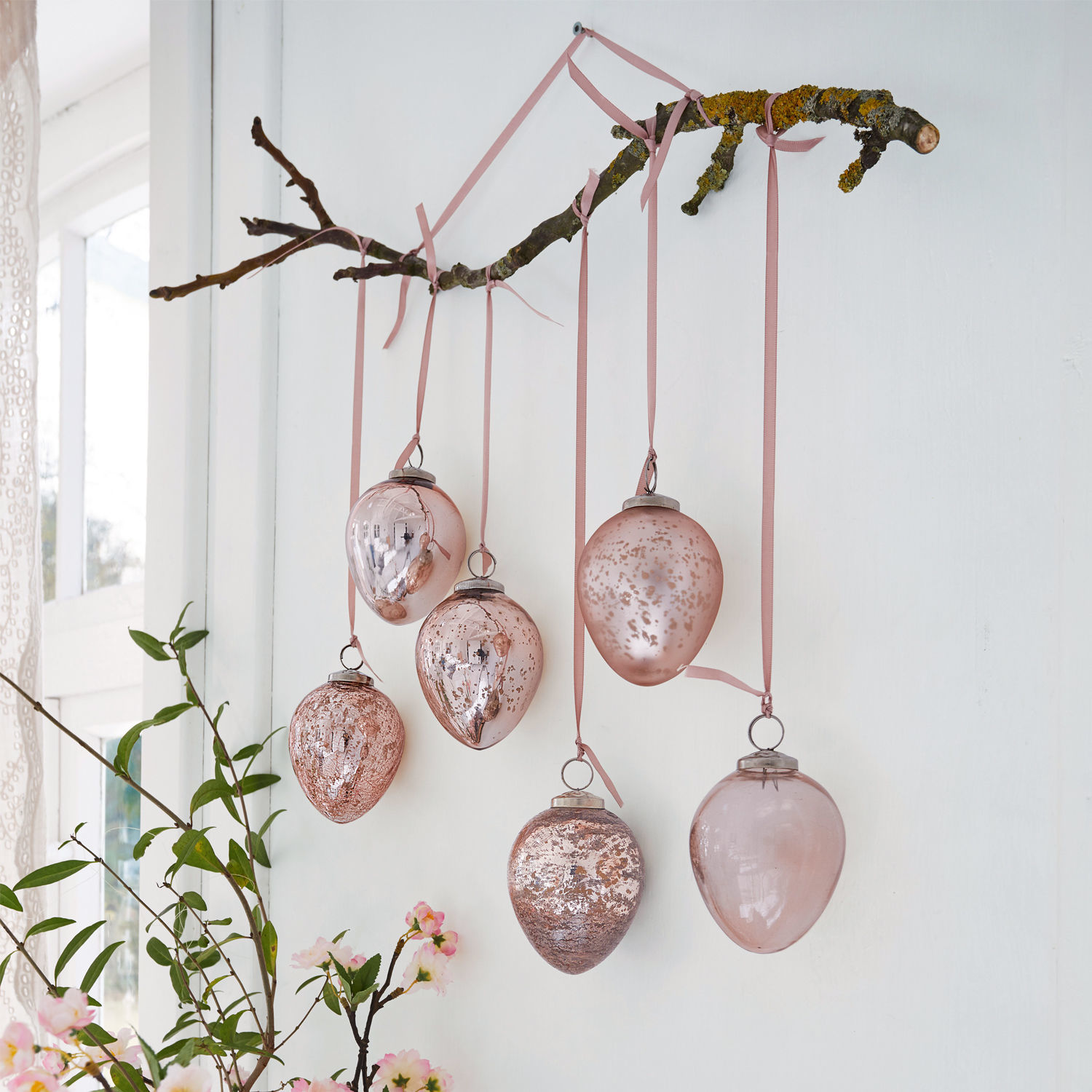 Set de 6 huevos de Pascua Cataleya Conjunto de adornos de vidrio rosa colgados de una rama con cintas rosas para decoración de pared