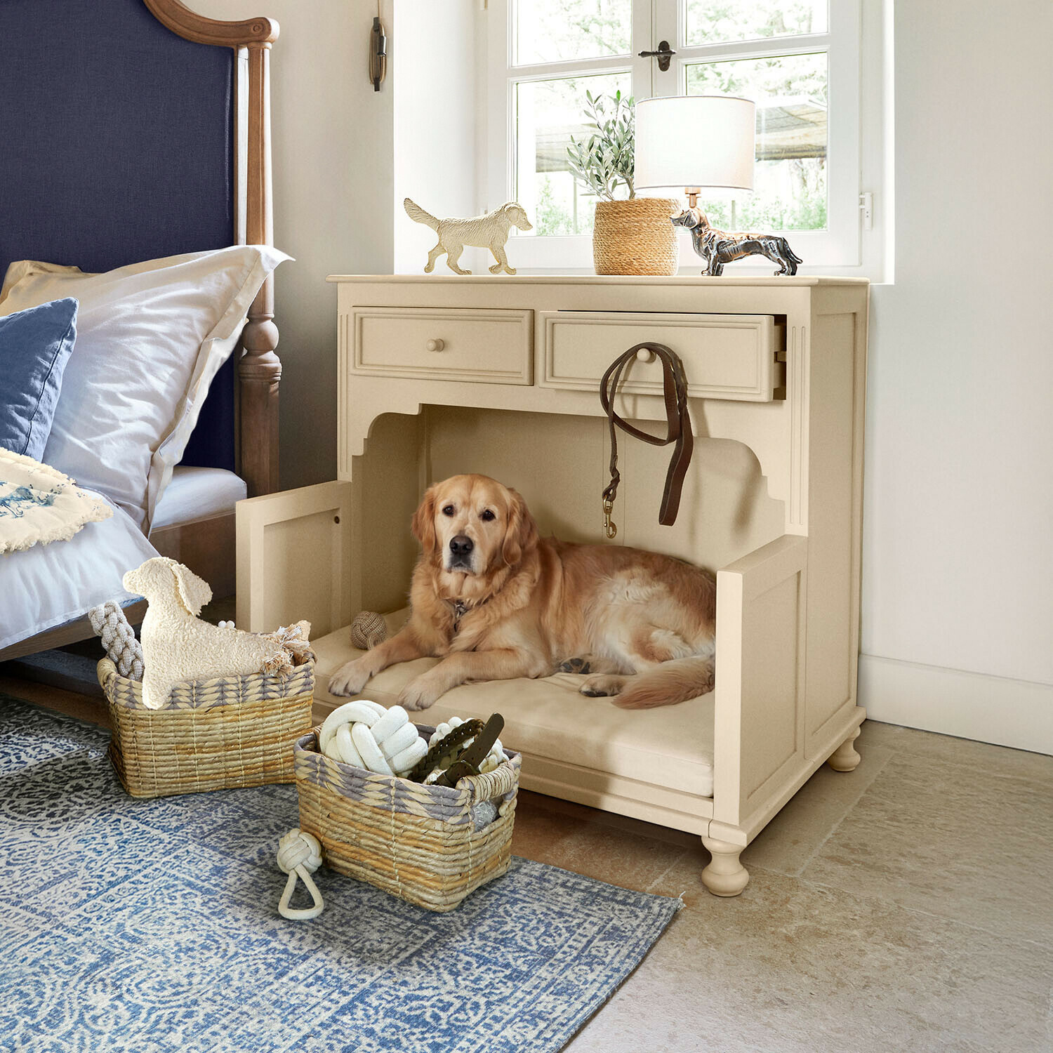 Cama para perros Galivonne Caseta para perro de madera beige con cojín y correa de cuero, Golden Retriever en dormitorio